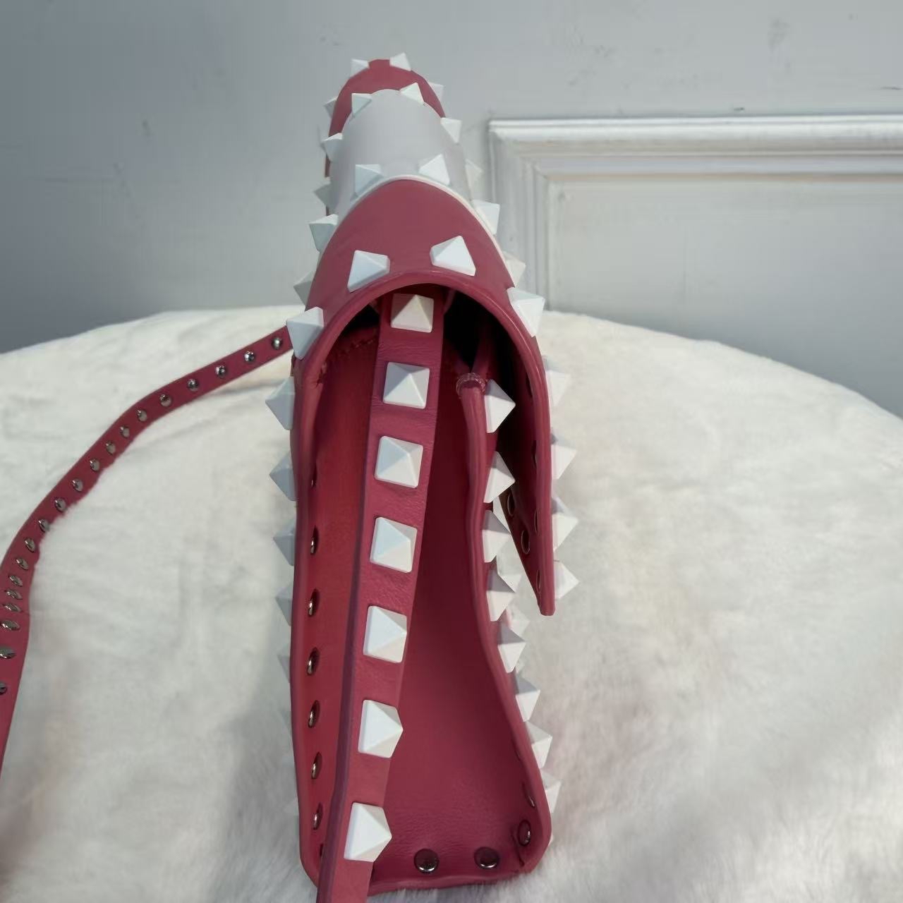 Valentino 鉚釘斜挎包 粉色系搖滾風格飾釘元素