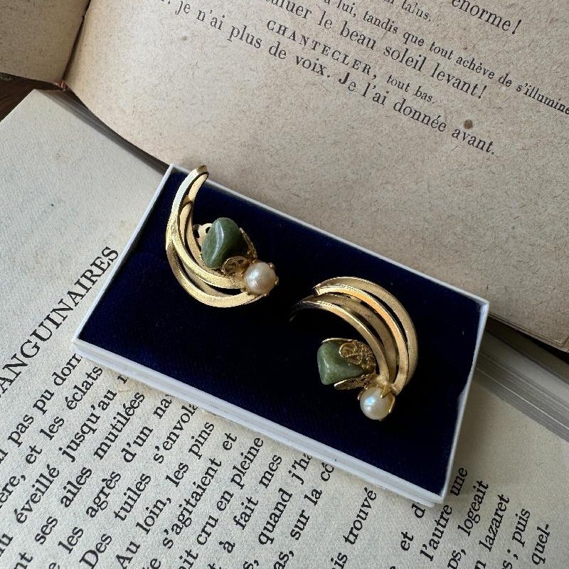 Vintage Canadian Continental Jade Stone Gold Swirl Brooch and Moon shape Clip On Earring Set (MT2109)
