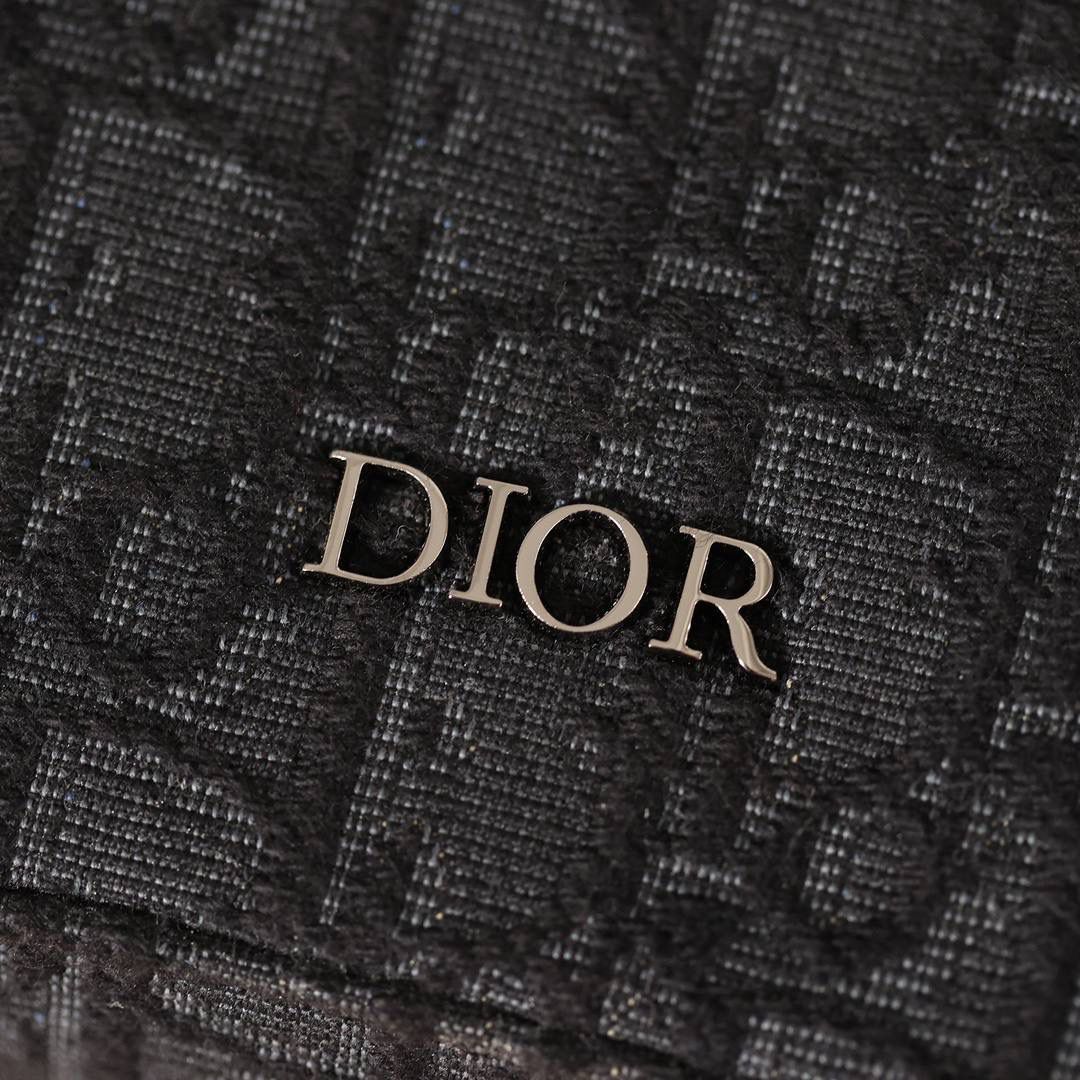 Safari 信使包(附肩带)👜✨ 黑色 Oblique 印花 尺寸:22x15x6厘米(长x高x宽) 可收纳一台iPad mini 这款 Safari信使包实用小巧，便于日常携带。🥰 采用黑色 Obl ique 印花面料精心制作，饰以黑色粒面牛皮革细节。 拉链隔层和正面口袋可收纳各种日常用品，搭配可调节的Christi an Dior 肩带，可肩背或斜挎。