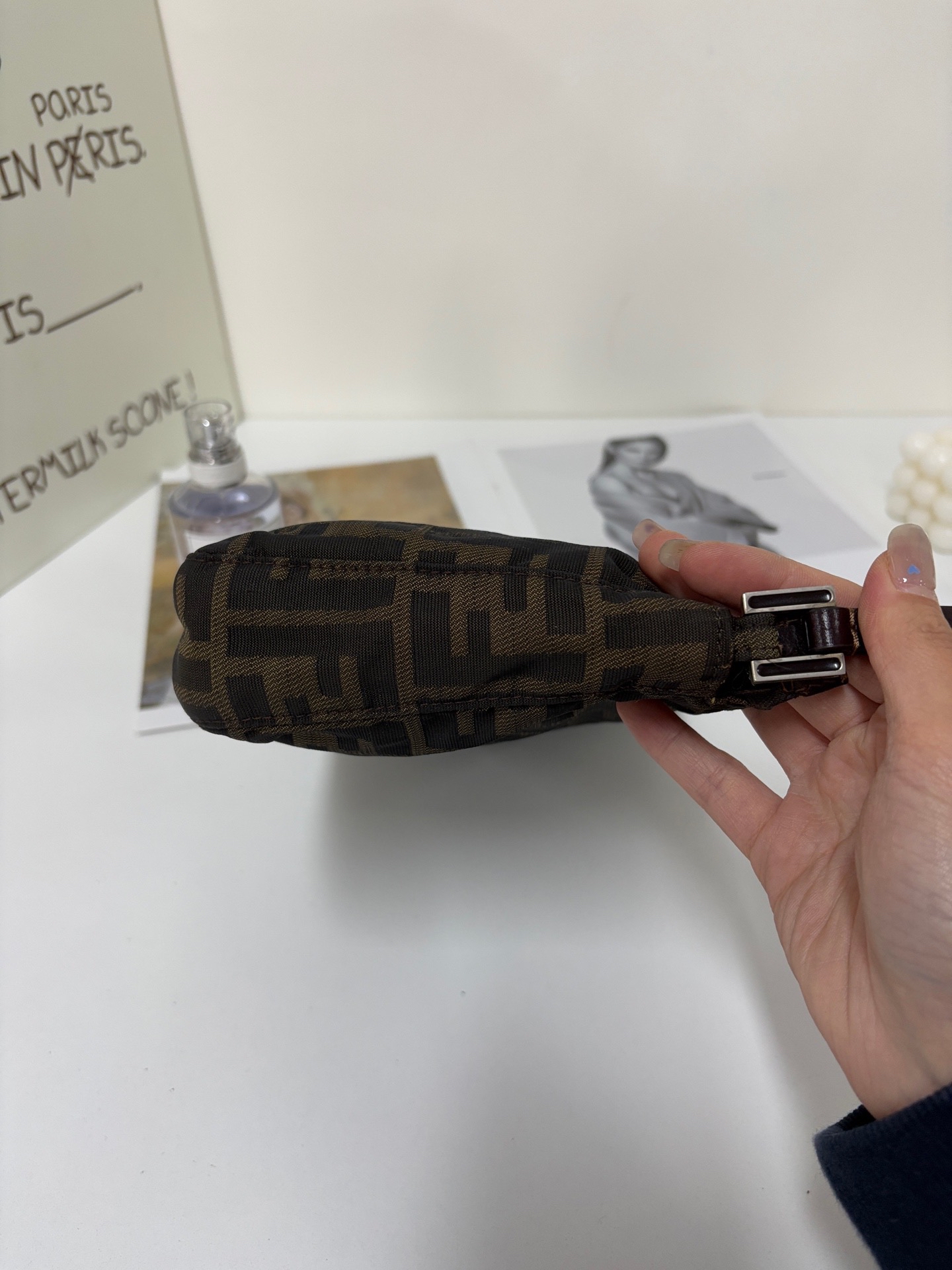 【預訂貨品】Fendi老花法棍腋下包