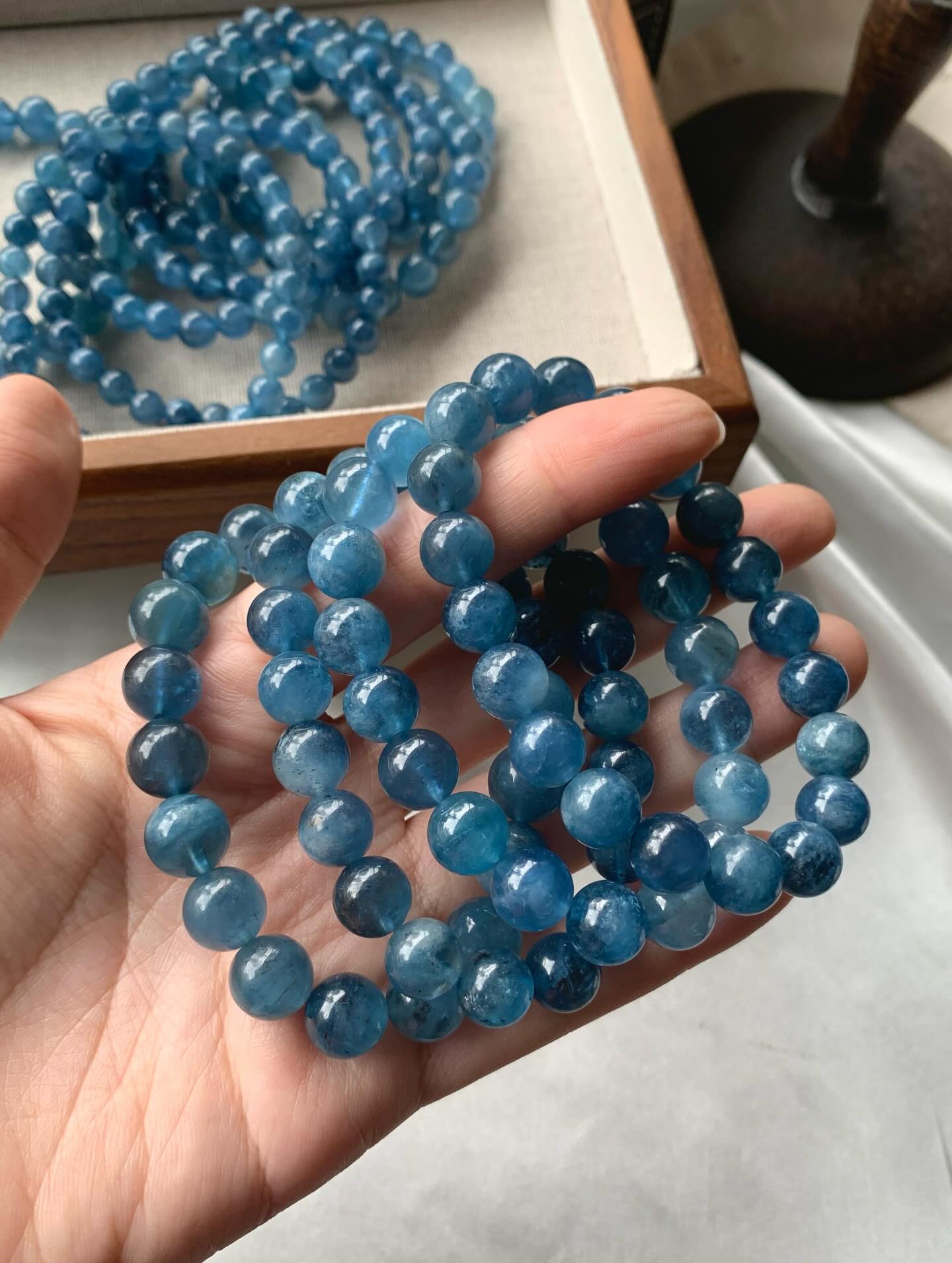 高货魔鬼蓝海蓝宝 ｜High Grade Aquamarine 6m+ RM787m+ RM888m+ RM989m+ RM11810m+ RM138海蓝宝的功效主要体现在身心健康、情绪稳定、沟通表达和事业财富等方面。它对应人体喉轮，有助于改善喉部和呼吸系统健康，如喉咙痛或呼吸道不适。同时，它还能帮助缓解压力和焦虑，增强自信心、勇气和直觉力，促进清晰的沟通和真诚的人际关系Aquamarine offers a range of benefits, including promoting calmness, reducing stress, and improving communication. It is believed to bring emotional balance, courage, and clarity, while also supporting spiritual growth and creativity. Some sources also suggest it has physical benefits, such as supporting the throat and respiratory system, and offering protection to travelers#海蓝宝 #天然海蓝宝 #天然水晶 #魔鬼蓝海蓝宝 #crystalhealingjewelry #naturestone #gemstone #aquamarine #aquamarinejewellery #马来西亚水晶网店