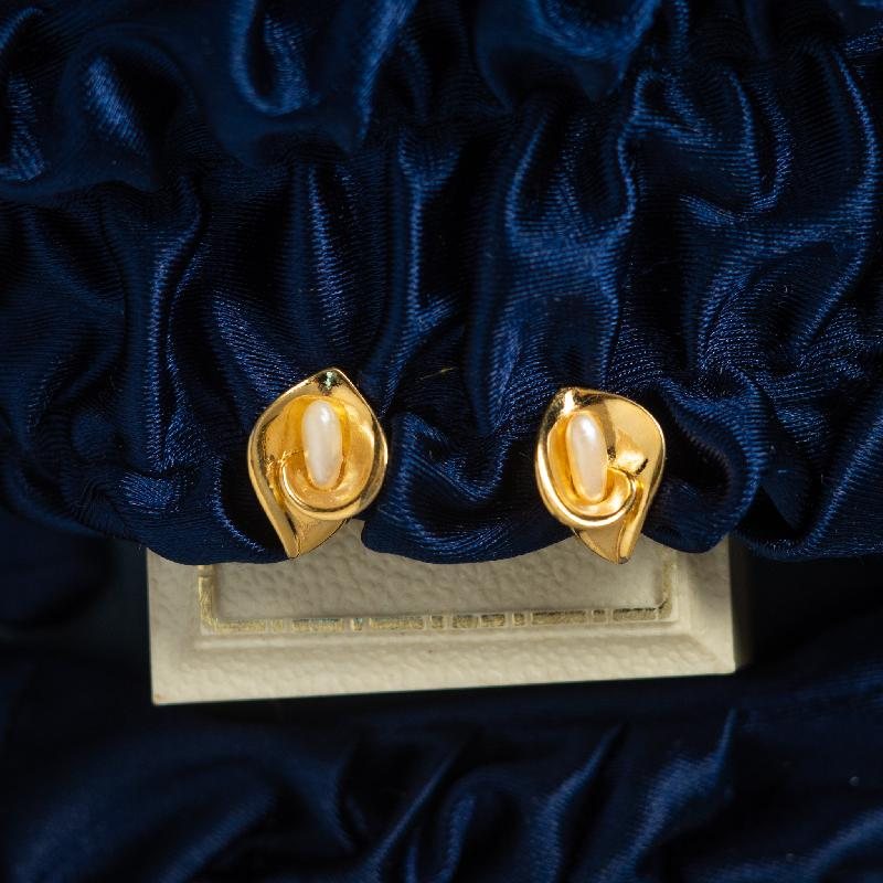 c.a. 1960s Elegant Golden Calla Lily Clip Earrings from America (MW193)