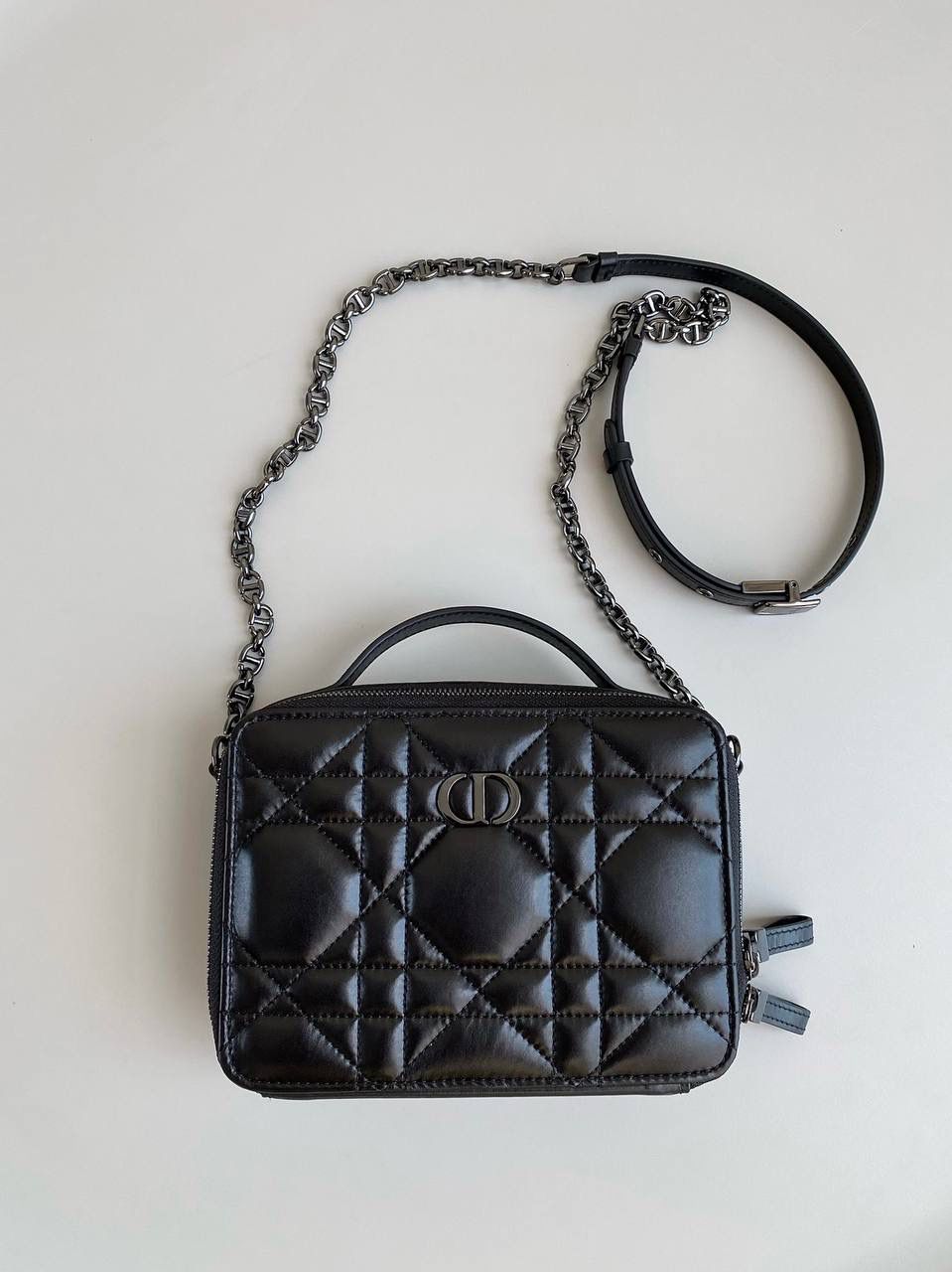 🈶黑枪 𝗗𝗶𝗼𝗿 𝗰𝗮𝗿𝗼手提相机包，全皮款 推荐给所有小包爱好者，超级呆萌 方方正正的箱形，软糯糯的小牛皮 简单不花哨，可拆卸肩带➕手提带两用 手提真的非常非常好看，多了丝小女人的娇羞感 高级又不失复古，冬天配大衣绝了 18×5×13cm，#7301m