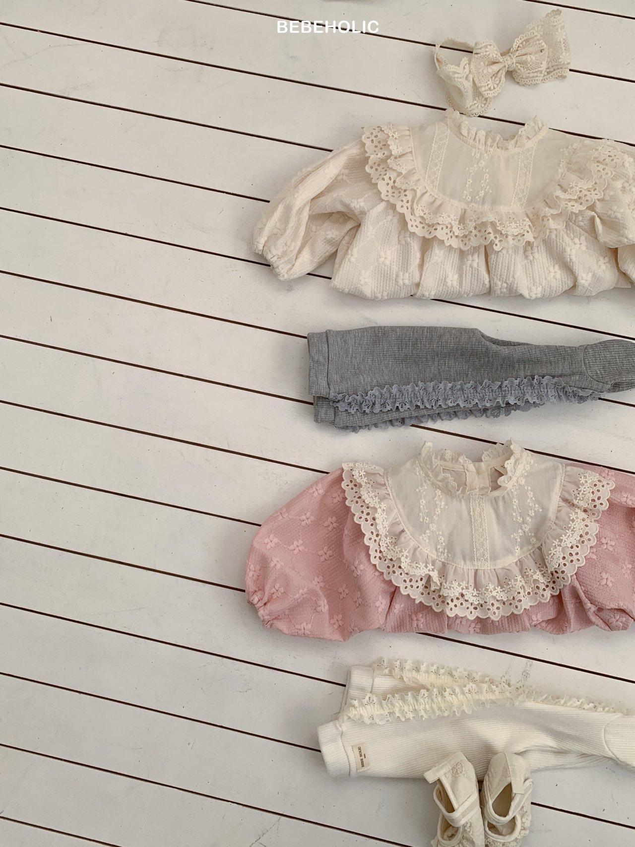 🌸預訂 韓國直送🌸🇰🇷BEBEHOLIC兩色花卉提花蕾絲領長袖包屁衣