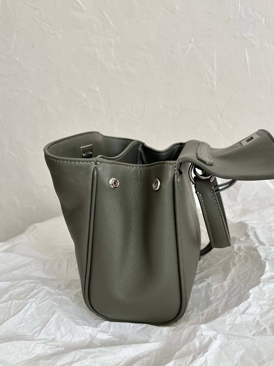 ba1enciaga rodeo mini 军绿色🪖 哒哒哒，mini也来咯 看完正常size的rodeo再来看mini 真的是除了可爱还是可爱 这种尺寸就不挑身高了 每个人背出来都是萌萌哒哈哈哈 而且男生女生都能背，不挑性别～ 这只包的皮一定不能硬，也不能太软太亮 mini：23×17×9cm795456m