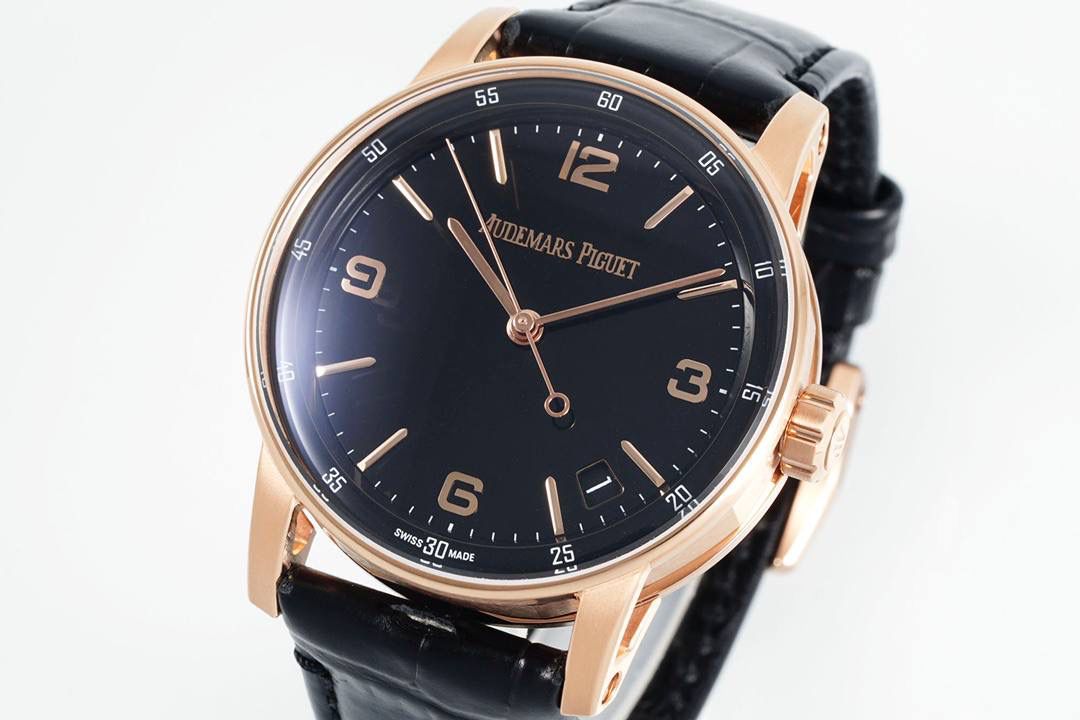 🚀新品CODE15210 系列 爱彼CODE 11.59系列蓝盘大三针自动上弦腕表，表壳直径为41毫米，这一尺寸的设定使得这枚腕表同时适合男士与女士佩戴。与此同时，表壳八角形与圆形融合的设计也让这一系列从一般的圆形表壳腕表中脱颖而出。 根据原版设计，圆形表壳内嵌入八边形中间件，镂空表耳顶部通过焊接固定于超薄表圈上，表耳底部巧妙地与表背构成完美衔接。表圈、表耳和表壳均经过缎面拉丝、斜面倒角与抛光处理。表壳厚度为10.7毫米，可以轻松的塞进衬衣的袖口中。💯🔥