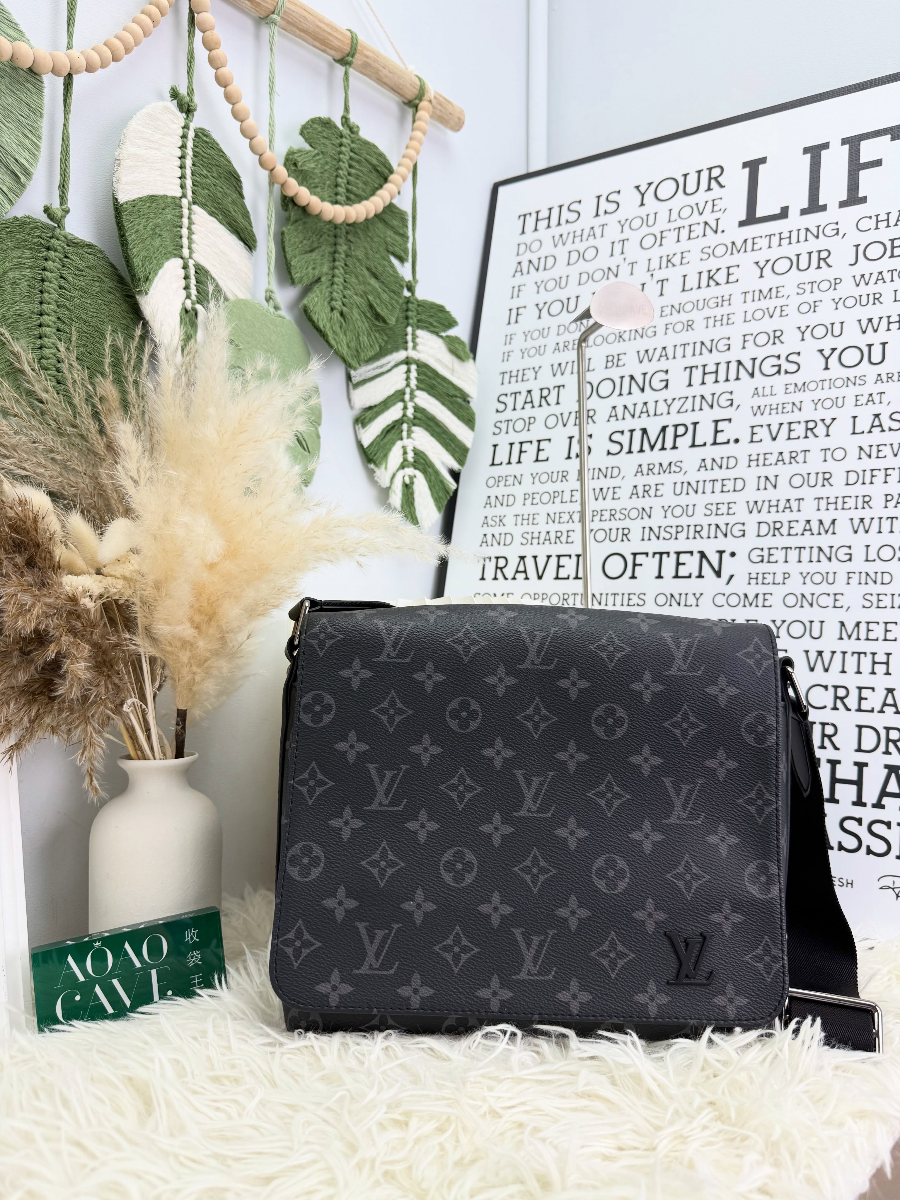 LV👜 PRE OWNED 🛍️黑色 老花郵差包 pm size🖤  26*7*23cm  💰優惠價 $8980  98%new  #收袋王  喜歡的話快點pm/whatsapp 我們💓 銷售熱線51111 321（whatsapp)  我們服務包括有：手袋飾物回收、手袋置換(一換一、一換多也可以） 、專業手袋鑑證、專業手袋護理 Is 購買方法 🏢親臨門市 荃灣南豐中心15樓1521室（荃灣地鐵站a出口1分鐘到）敬請預約 ❤️只賣正品正貨，任驗💓🫰🏻 ❤️‍🔥本店為香港註冊公司絕對真貨，信心保證👍🏻 🫰🏻本店設有鑑證服務，有駐場鑑證師  ✨歡迎追蹤我哋各個平台緊貼最新優惠x貨品🔥😍 👇🏻👇🏻👇🏻👇🏻👇🏻👇🏻👇🏻👇🏻  ⭐️Instagram: aoaocave  🌈Facebook: aoaocave收袋王  🔥Carousell: acluxuryhk  👆🏻👆🏻👆🏻👆🏻👆🏻👆🏻👆🏻👆🏻  ___________________________  Disclaimer🫰🏻All trademarks and copyrights are reserved to the original brand holders. @AOAOCAVE sells only authentic goods and is not affiliated with any of the brands mentioned.  @AOAOCAVE 跟任何品牌無關，而且沒有持有任何品牌資版權，亦沒有與任何品牌合作。所有商標及版權歸屬於品牌坊所有，帖子只作分享用途。  #aoaocave #手袋回收 #名牌買賣