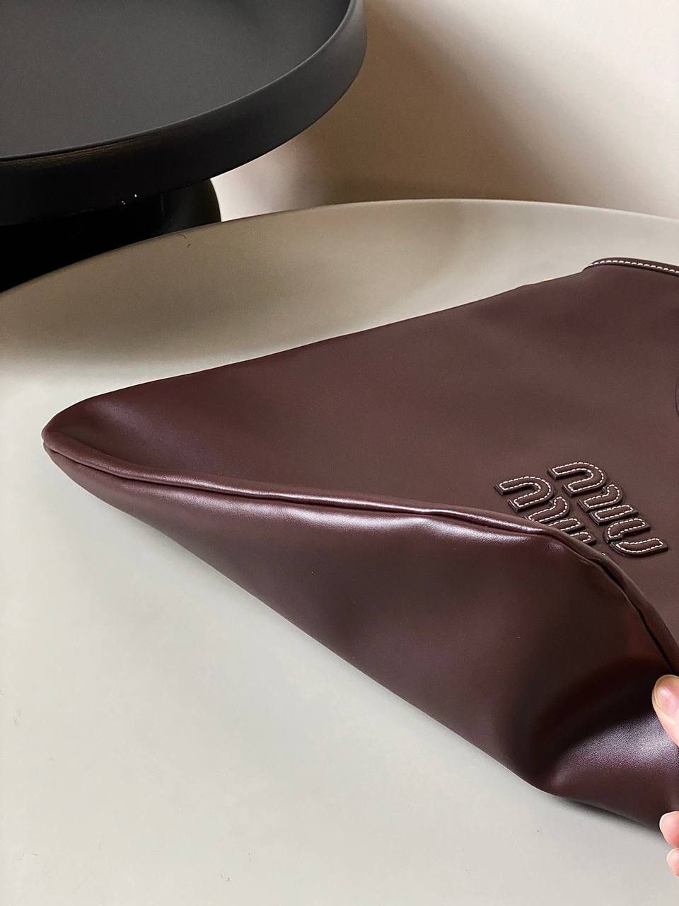 🈶石南木色 𝗠𝗶𝘂𝗠𝗶𝘂24秋冬 𝐢𝐯𝐲托特 今年这只巧克力色 给调色师跪下了！ 一整个浓浓的秋冬氛围感，已经开始期待秋天了 不管是皮质还是色泽都超有质感 根本爱到不行啊 近两年miu水涨船高，爆款制造机 出什么火什么，杀疯了已经，都去冲 35×40cm #F0110m