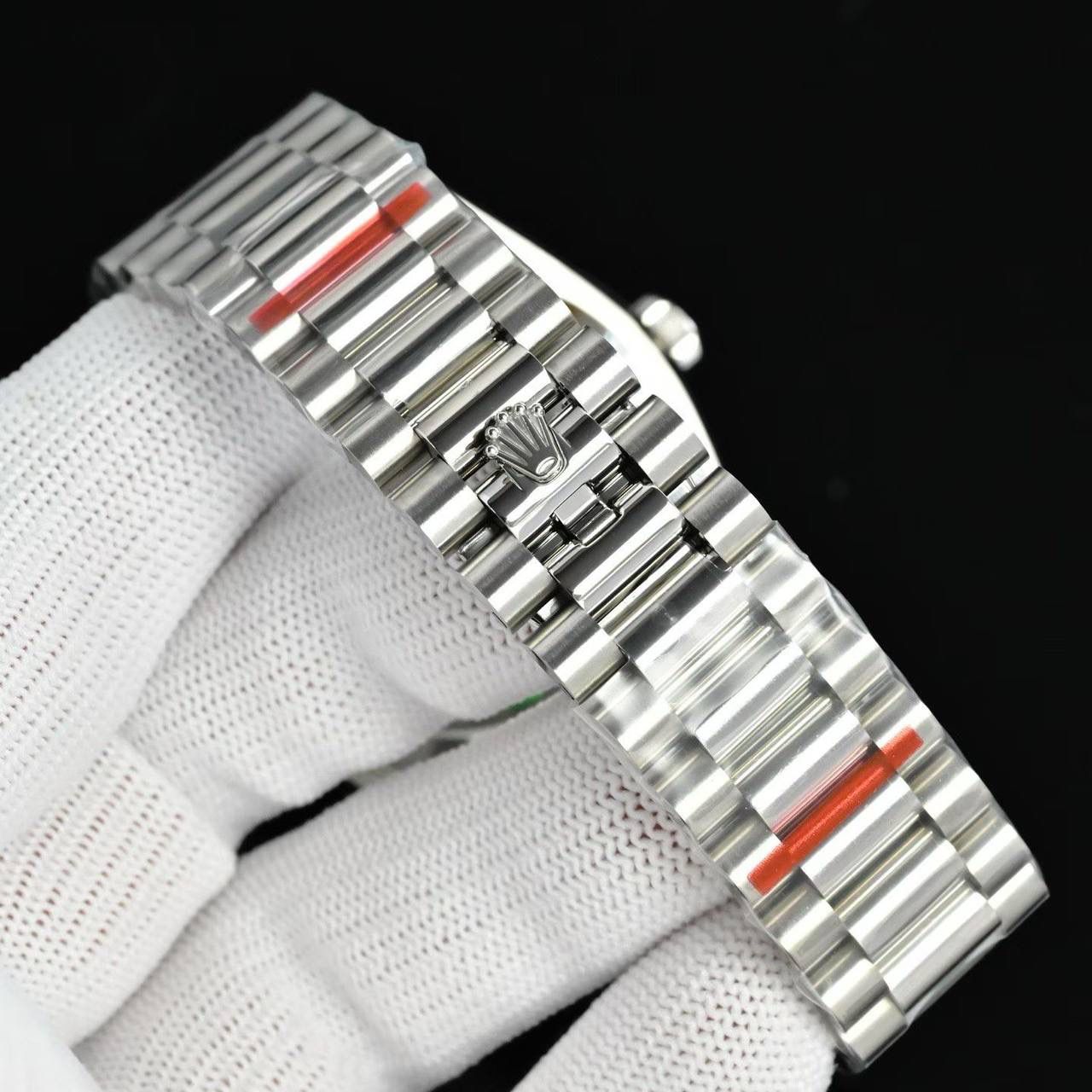 新品 ROLEX 劳力士 星期日历型（Day-Date / DD）腕表 🎮 自 1956 年问世以来，星期日历型一直是劳力士的旗舰之作，被誉为“元首之表”。40mm 表壳搭配三角坑纹表圈与元首型表链，仅采用贵金属打造，尽显尊贵气质。 12 点位星期全写与 3 点位放大日期双显设计，搭载定制一体机 3255 型机芯，稳定精准，抗震抗磁，100 米防水。 原版开模，细节到位，多种表盘可选（太阳纹 / 珐琅 / 陨石 / 宝石），星期与日期瞬跳结构由 200+ 精密零件协同完成，工艺出众。