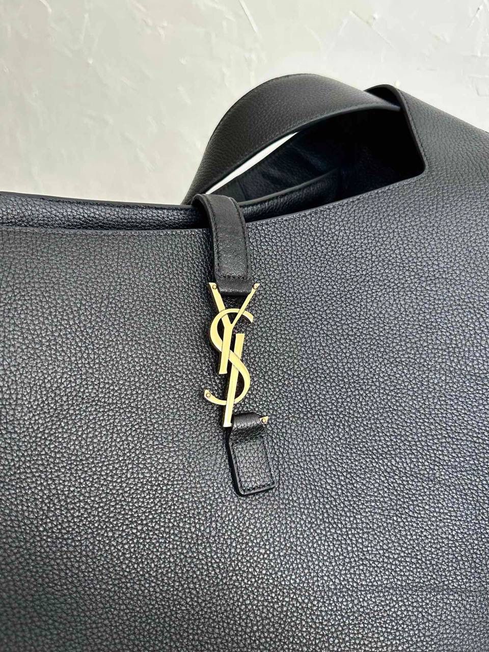 ys1 bea 鹿皮hobo tote🖤 又有漂亮又实用的大托特咯 hobo系列的延伸款 多了两个"翅膀"，哈哈，可曲可伸两种形态， 花一份钱等到了两个包，薅羊毛了哈哈哈 放14寸电脑💻no problem👌🏻 他们家的大包真的可以给人力量和自信感 这只用的居然是鹿皮，不是普通牛皮 整只包赢就赢在了皮料上 务必注意区分！ 50×28×18cm763435m