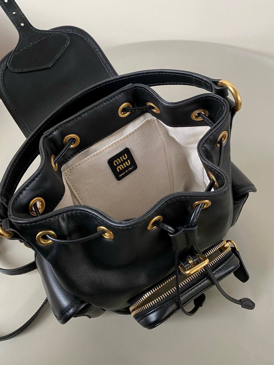 🈶黑色小号 𝐌𝐢𝐮𝐌𝐢𝐮 双肩包·牛皮 万众期待的全皮款双肩包！ 它终于出来了，天天被催爆🤪 只有真的好看好背才能一直被惦记 全皮很有质感，手感超级软乎 自重很轻！容量也足够日常 再挂上可可爱爱的挂件呼呼～ 太好看了！！可以闭眼入 18×22×11.5cm #F0060m