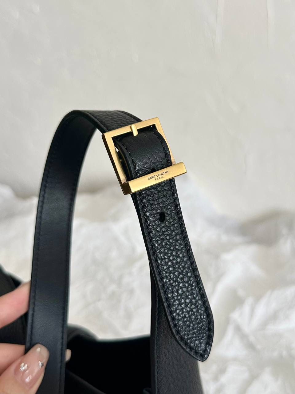 销量王🔥 ys1 hobo mini 🖤 谁敢信hobo出mini size了 可爱shu啦啊啊啊 换了明显有大纹路的鹿皮 和小号大号的皮质不一样，注意区分⚠️ 整个包柔软好打理，还抗造，贼实用 它斜挎不了，是一只腋下包 长肩带的腋下包背起来好舒服 砖柜6月21号发售，咱立马就安排起来😎 zp开发是基操，省钱小能手，等我们咯～～ 16×15×7cm