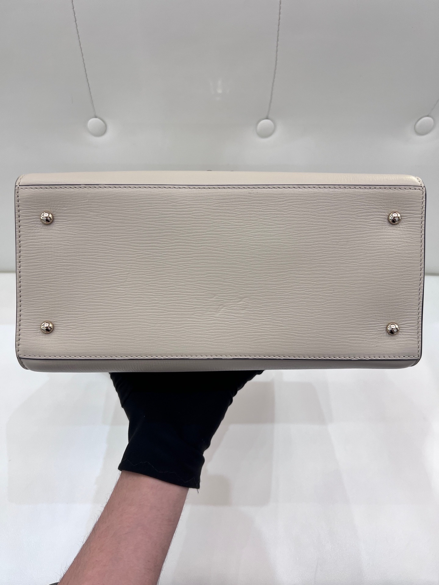 【預訂貨品】閒置新⭐️  Ferragamo Letty系列米白色牛皮斜孭包