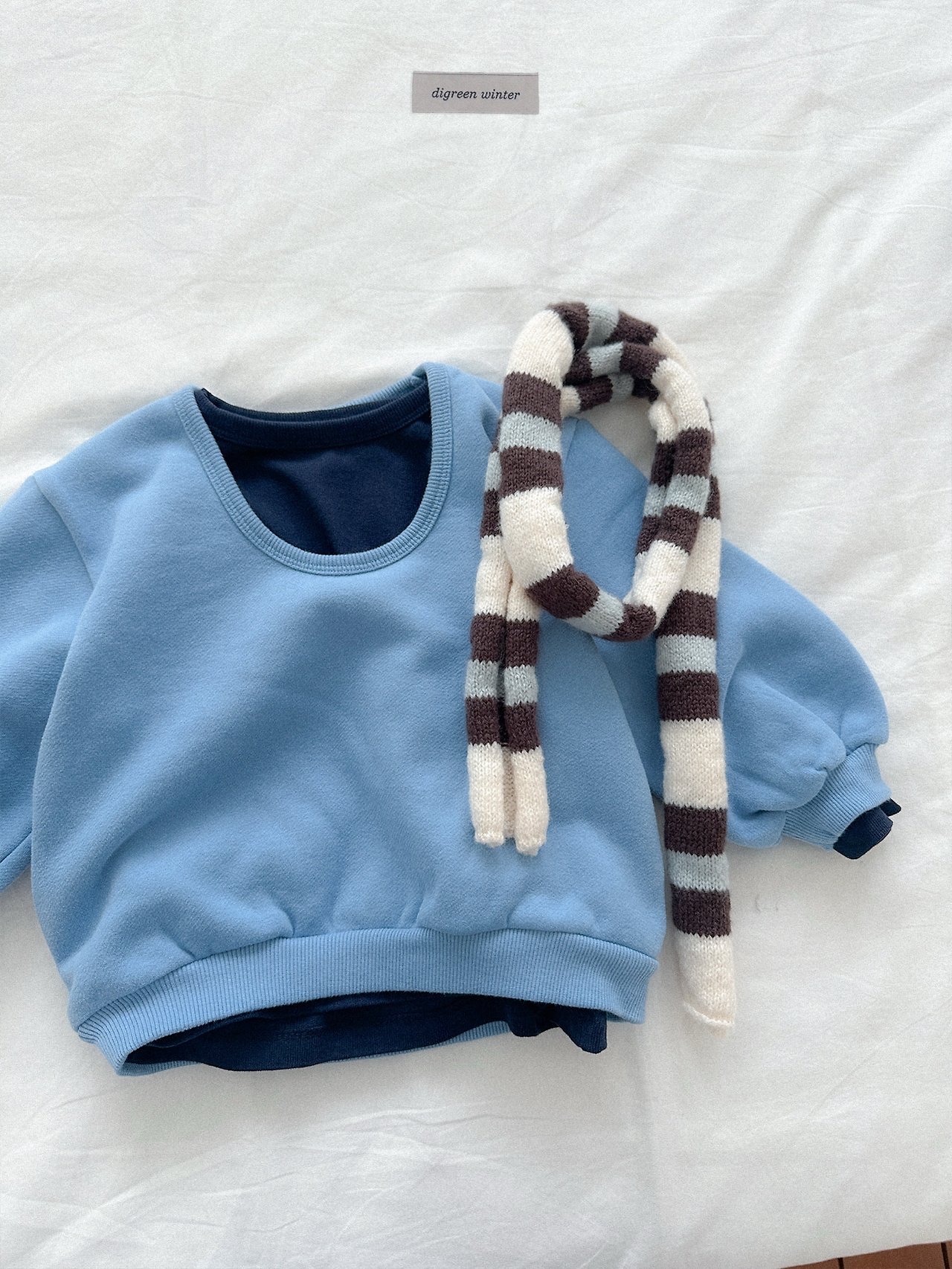 Digreen | Deep U-Neck Sweatshirt 