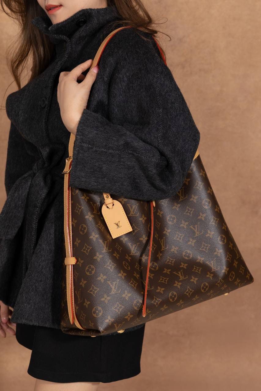 LV CARRYALL🎀 整体风格偏 休闲、随性、有点慵懒感，背上身直接爱上❤️ 字母包设计很贴心，不管是拿来当通勤包，还是妈咪包，都超级适合。容量大、很好装东西，而且又耐看又百搭，天天背都不会腻。 可以说是 又实用又好看的王者包款 了✨ 中号：尺寸 39×30×15cm 小号：尺寸 29x24x12cm 大小刚刚好，看起来大气又很实用。这款 Carryall 系列真的是爆款中的爆款，颜值超高，真的会让人一看就想要！从上市第一天开始就一直缺货，真的不是开玩笑的！！😍✨