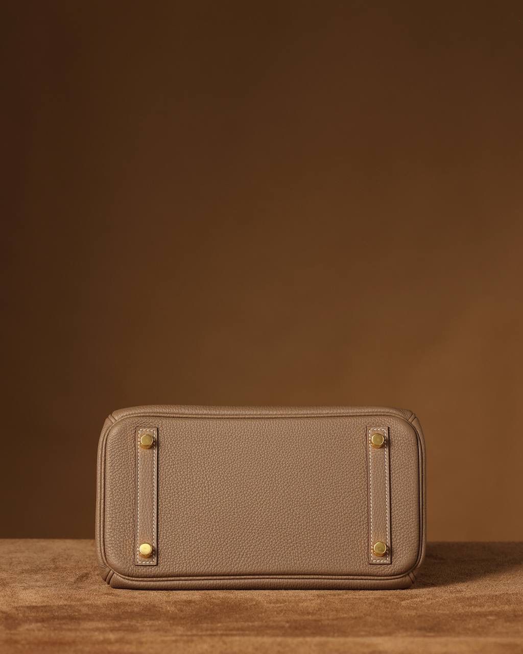 Hermes 爱马仕 Birkin25cm 大象灰金扣👜✨ Birkin 独家渠道货 独家欧洲原厂皮原厂五金组装的ZP尾单货 尺寸：20 X 25 X 13CM Birkin我们采用的是进口原厂Togo真皮，什么是Togo皮呢？ Togo皮：最经典的Birkin用皮。表面是均匀的颗粒状，类似荔枝纹，有光泽。皮质较硬，容易保持包包的形状，相对较轻，触感比较柔软，耐磨耐用； 我们用的是纯原、原厂皮就是和原版专柜一样的皮！