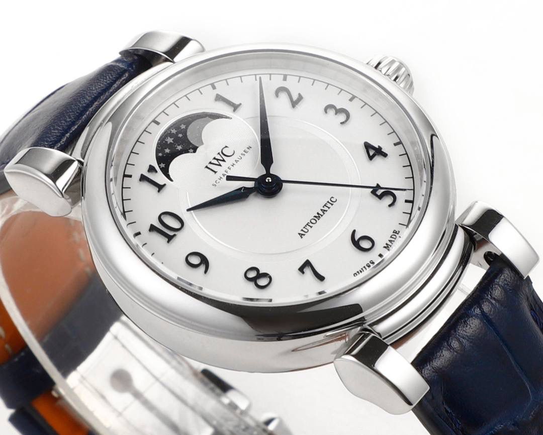 TWC出品 IWC达文西 IW459306 蔚蓝星空，诗意月相，自动月球与印度洋的蓝色水域完美匹配 随着达文西系列以致敬经典的设计回归到大众的视线之中，我们看到了它很多有趣的设计，包括清晰醒目的盘面，现场锋利的剑形指针，当然还有古典的圆拱形表冠，活动式表耳，更加贴合手腕。腕表表底镌刻有“生命之花”，“生命之花”是一个由多重重叠圆环组成的几何造型，是达文西经过深入研究绘制出来的。直径36毫米，自动上链机芯，精钢表壳， 中央秒针附掣停装置，月相盈亏显示，特殊镌刻表底，防水深达30米，动力储备达42小时 ，腕表整体设计得简约大气，且不失细节，很适合成熟优雅女性！