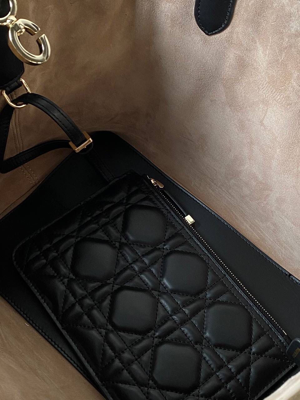 🈶米色拼黑，中号 𝗗𝗜𝗢𝗥 𝗧𝗼𝘂𝗷𝗼𝘂𝗿𝘀添新颜色啦！ 秋冬季百搭色，妥妥的慵懒风 奶茶拼皮 过分温柔了！相比纯色更独特 整体简洁大气，随便手拎都很洋气 28.5×19×21.5cm，#m1292m