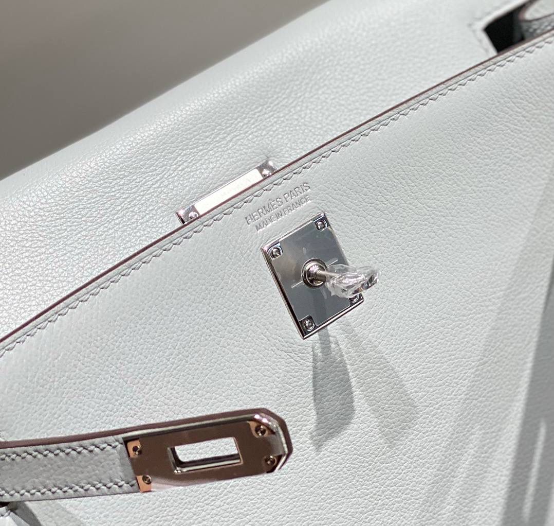 『圣杯蓝·银』 ‘’Kᴇʟʟʏ ᴅᴀɴsᴇ • Evercolor 🎀 时尚圈就是一个圆！ 最厉害的就是六种背法： 斜背、侧背、肩背、腰包、背包、手包 集美们一定要安排起来‼️ 22Cm