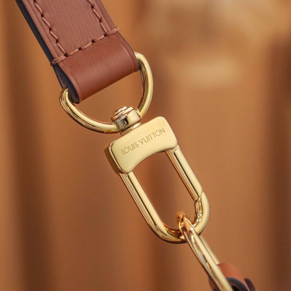 𝐋𝐎𝐎𝐏 𝐇𝐎𝐁𝐎走秀款 👜✨ ▪️尺寸：38*26*10cm▪️ 走秀款大碗豆包𝐋𝐨𝐨𝐩 𝐇𝐨𝐛𝐨实在太有时髦感了，以半月形弧度为轮廓，从秀场第一眼就爱上了，包型慵懒又时髦，可甜可盐， 老花拼色，经典又有亮点，两条肩带设计， 金属链条可当复古的腋下包使用， 皮肩带可斜挎可单肩，多种背法凹造型， 容纳量杠杠的，子母袋设计，用来当妈咪袋也是又时髦又实用，所谓的颜值担当并具备实用性的冠军，非它莫属！