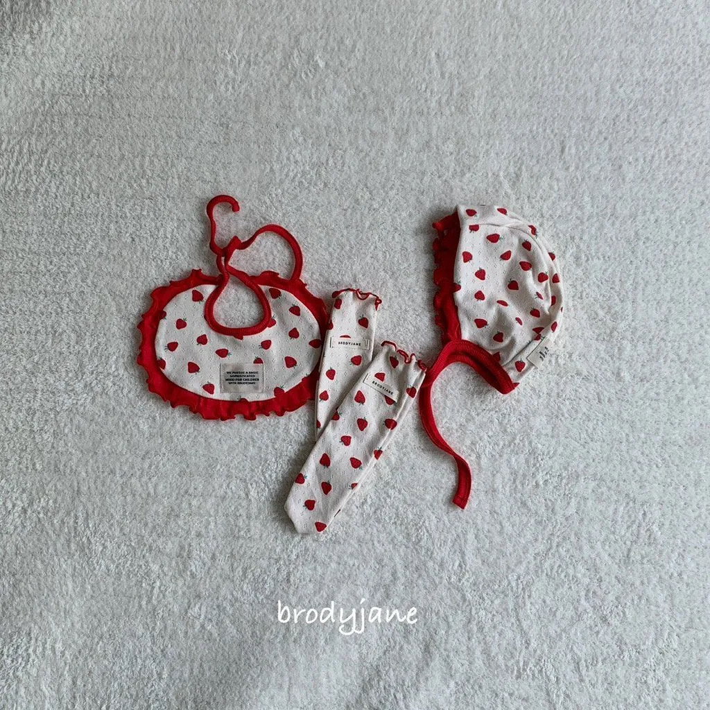 🇰🇷Brodyjane bonnet/bib/socks