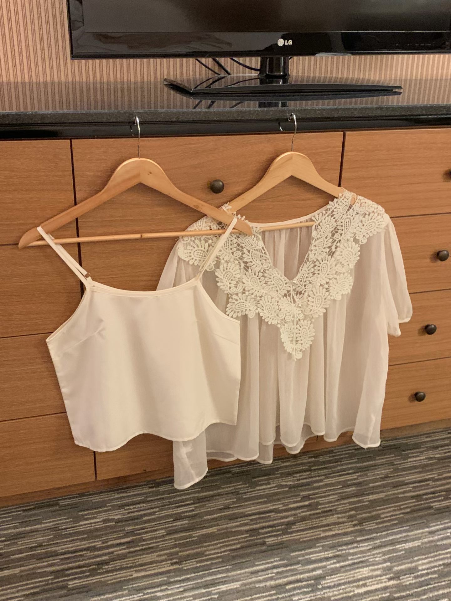 CT8 宮廷風V領蕾絲透紗Top