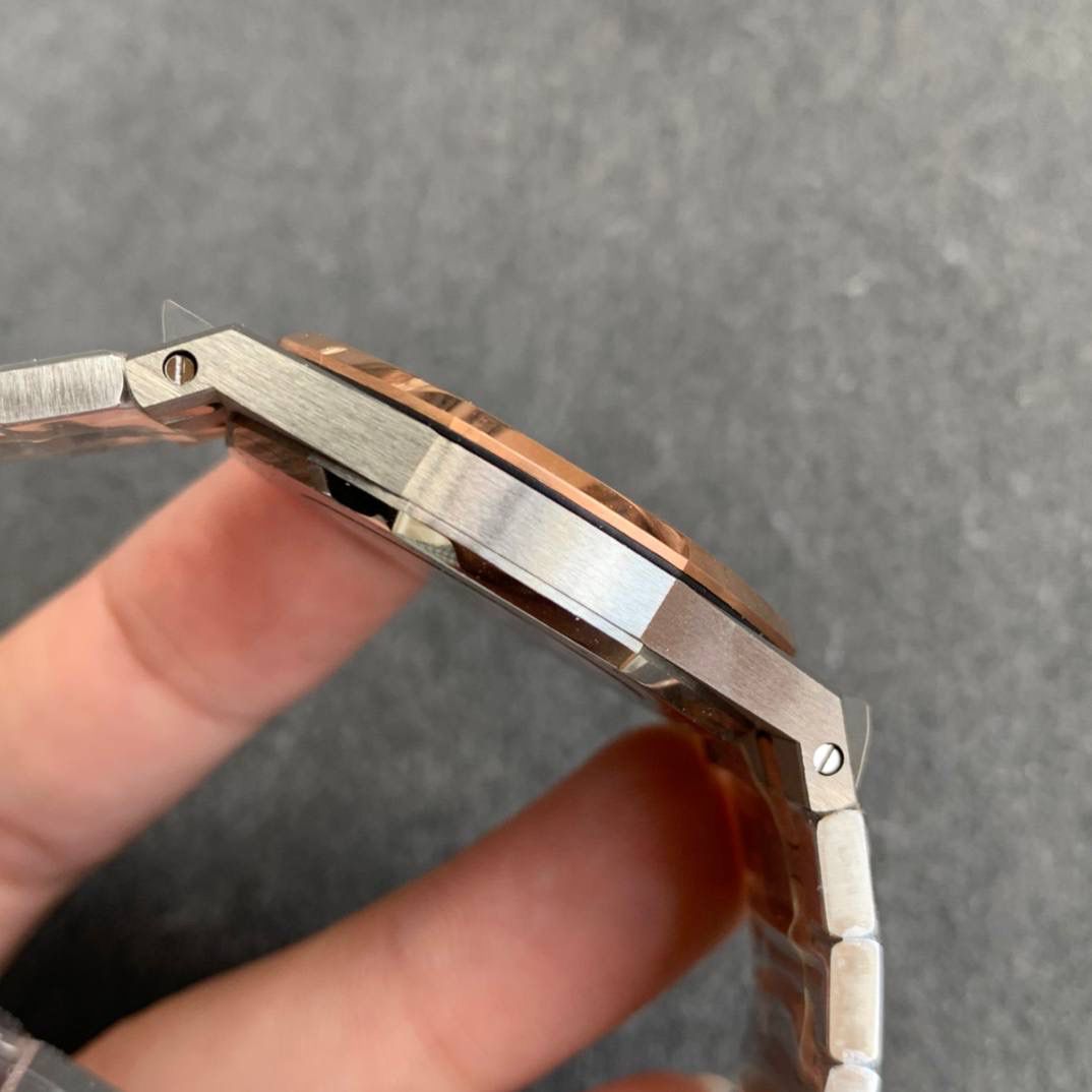 🚀连专柜都很难买的AP女款到货啦！皇家橡树系列中的女士腕表，其官方型号为67651ST.ZZ.1261ST.01，皇家 橡树系列独有的八角形外观还拥有a p独特的设计风格也将女士优雅风格融入其中，深受女士们的爱戴，即使只有33毫米的小尺寸，也将爱，，彼独有的纯净美感与刚毅线条展现的淋漓尽致。 而镶满钻石的表圈也为佩戴的女士增添了更多的柔美。搭载瑞士石英机芯、拥有实用的日历显示功能‼️