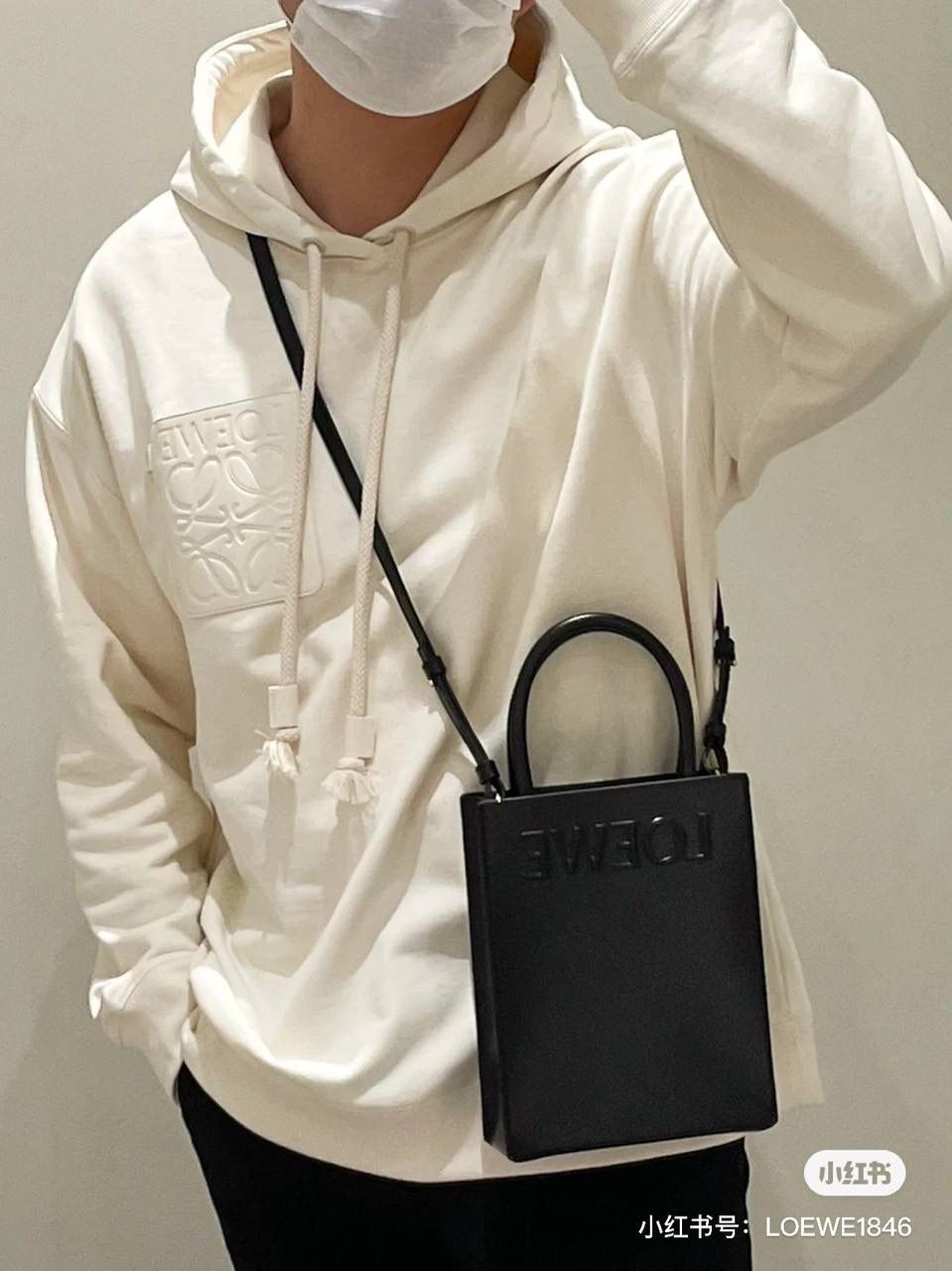 Standard A5 Tote手袋/黑色😍 小号尺寸:21-17-6cm 编码:652307 采用底部信封结构，可通过顶部提手或可拆卸肩带携带，油亮牛皮革制成，正面饰有徽章压纹，内衬人字纹棉纺布衬里。