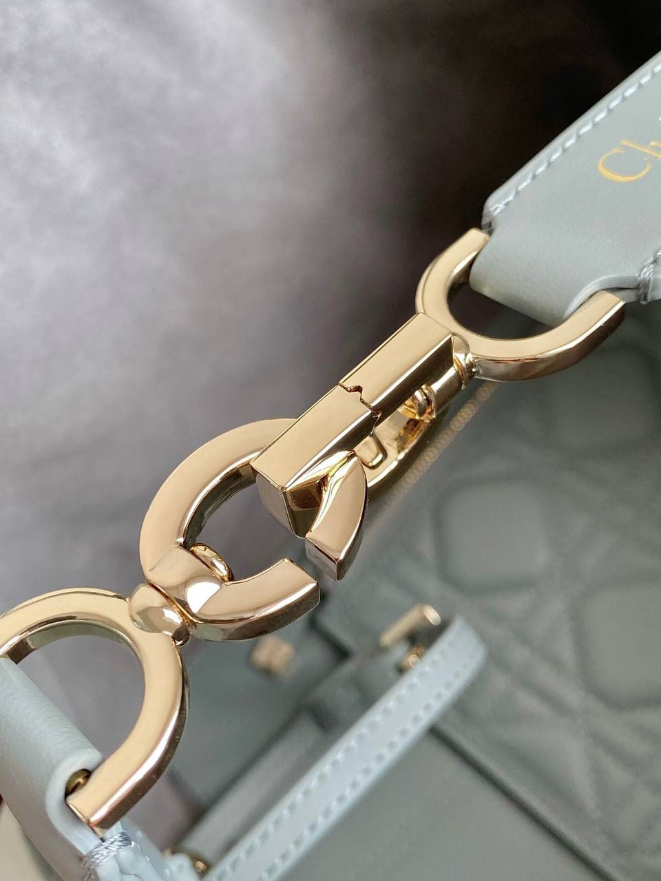 🈶岩石灰中号 𝗗𝗜𝗢𝗥 𝗧𝗼𝘂𝗷𝗼𝘂𝗿𝘀手袋，大爆款 即出即断，供不应求的一只啊 时尚敏锐度高的早已经抢先背了 比想象中更酷，又飒且慵懒的感觉 熟悉的超大藤格纹和近年来惯用CD搭扣 解开卡扣从方包变成托特大包，真绝了🔥😍 28.5×19×21.5cm，#m1292m