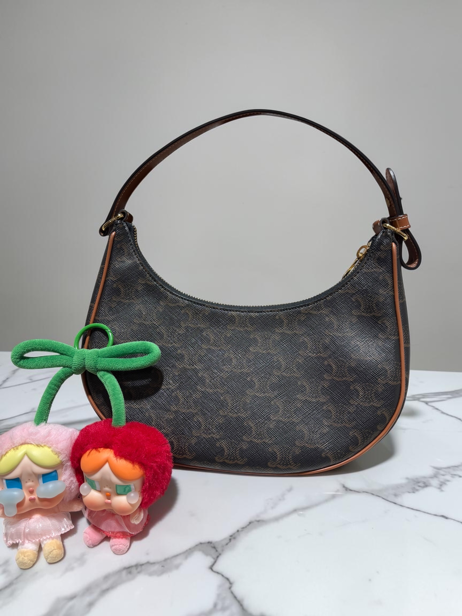 Celine Ava medium hobo bag 100%Authentic, 98%new ✅收據✅dust bag 