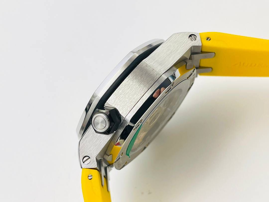 爱彼A P皇家橡树系列水果腕表！ 型号：26703 跑秒计时自动机械男表！搭载原版cal.3124机芯 直径：42MM！ 1⃣️表壳材质选用的904L精钢，经过CNC一次成型锻造了42MM的表径，表壳在经过拉丝工艺多次打磨抛光后做到了无懈可击，包括螺钉也一致还原！ 2⃣️表盘字面格纹错落有致，立体感很强。刻度线粗细程度以及长短均与正品保持一致。条钉时标内部填充超强夜光材料。两组小圆盘对称分布，就像两只小眼睛。盘面内有一圈一圈的放大环，细节处理很到位。 3⃣️橡胶表带表面的磨砂质感很强.采用无味不沾灰尘的进口橡胶，只为提高佩戴的舒适感！ 4⃣️前后玻璃都采用蓝宝石水晶镜面玻璃，镜面通透性也很强。这款腕表采用3124机芯，做到了外观和正品的极其相似，走时精准稳定！