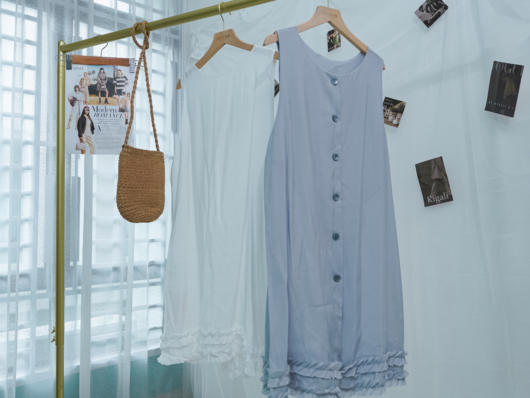 Sleeveless Dress with Button Front and Lettuce Trim Hem ‖ 排扣装饰木耳边无袖连身裙 KR021152672