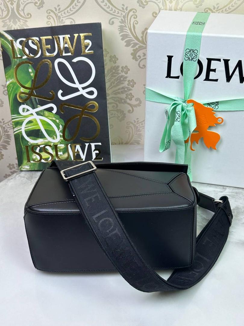 🅰️小号 𝗣𝘂𝘇𝘇𝗹𝗲最新版本❤️ ——（缎面/织带款） ✅经典拼图系列，不规则立体几何设计，最具辨识度的立体廓形和几何美学，顶级进口小牛皮搭配德国沙菲线，独家定制五金，𝗬𝗞𝗞拉链拉头 ✅容量超大，颜值高，四季百搭，新款自带可拆卸𝗟𝗢𝗘𝗪𝗘织带宽肩带‼️ 尺寸：𝟐𝟒-𝟏𝟔.𝟓-𝟏𝟎.𝟓𝐜𝐦 款号：061609织带款黑色