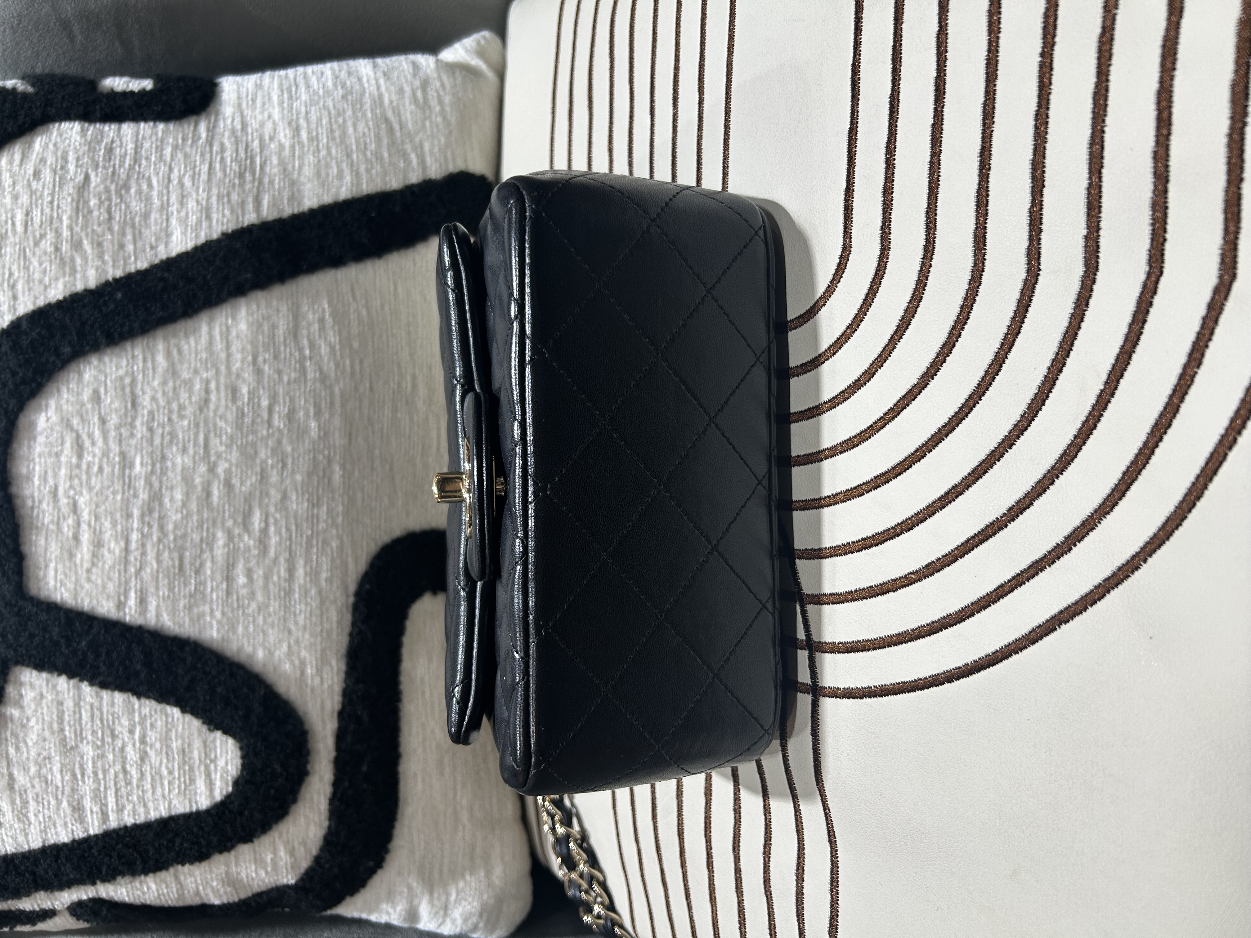 Chanel Mini Classic Flap 方胖子 17cm A35200黑色羊皮金鏈 100%Authenic, 95%New ✅24Card✅Dust bag✅Box