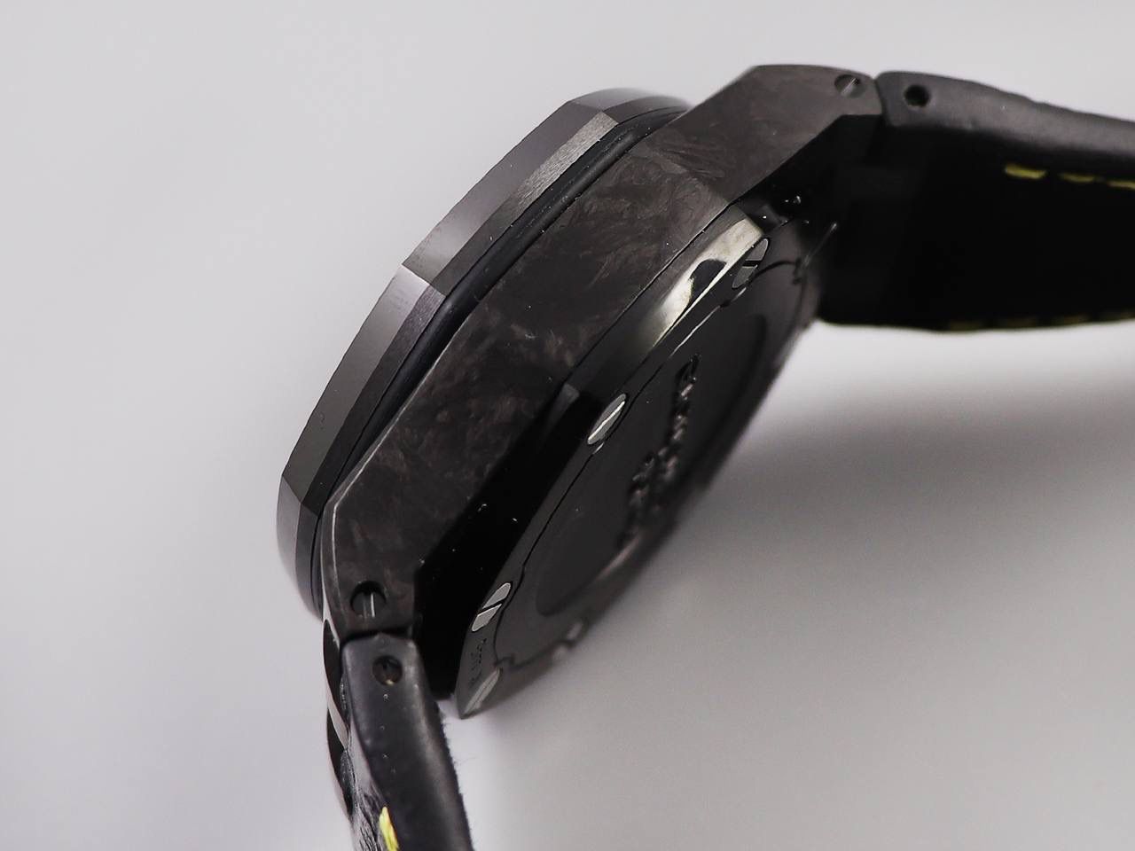 A P大黄蜂v2版，锻造碳壳套 陶瓷圈口 陶瓷后盖[得意] A P唯一一款陶瓷后盖的毒物 钛合金表扣 42毫米直径🔥💯