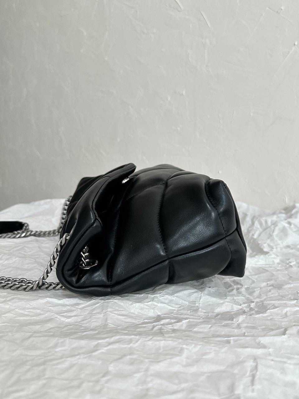 小号黑银👽 ys1 loulou puffer绗缝羊皮包 每家每户都有出个软绵绵的云朵包 它能从中脱颖而出有它的道理 特别洋气千金风，上身是真好看！ 小羊皮手感也软乎乎的很舒服 自重轻容量大～ 通勤日常都no problem☺️ 29×17×11cm577476m