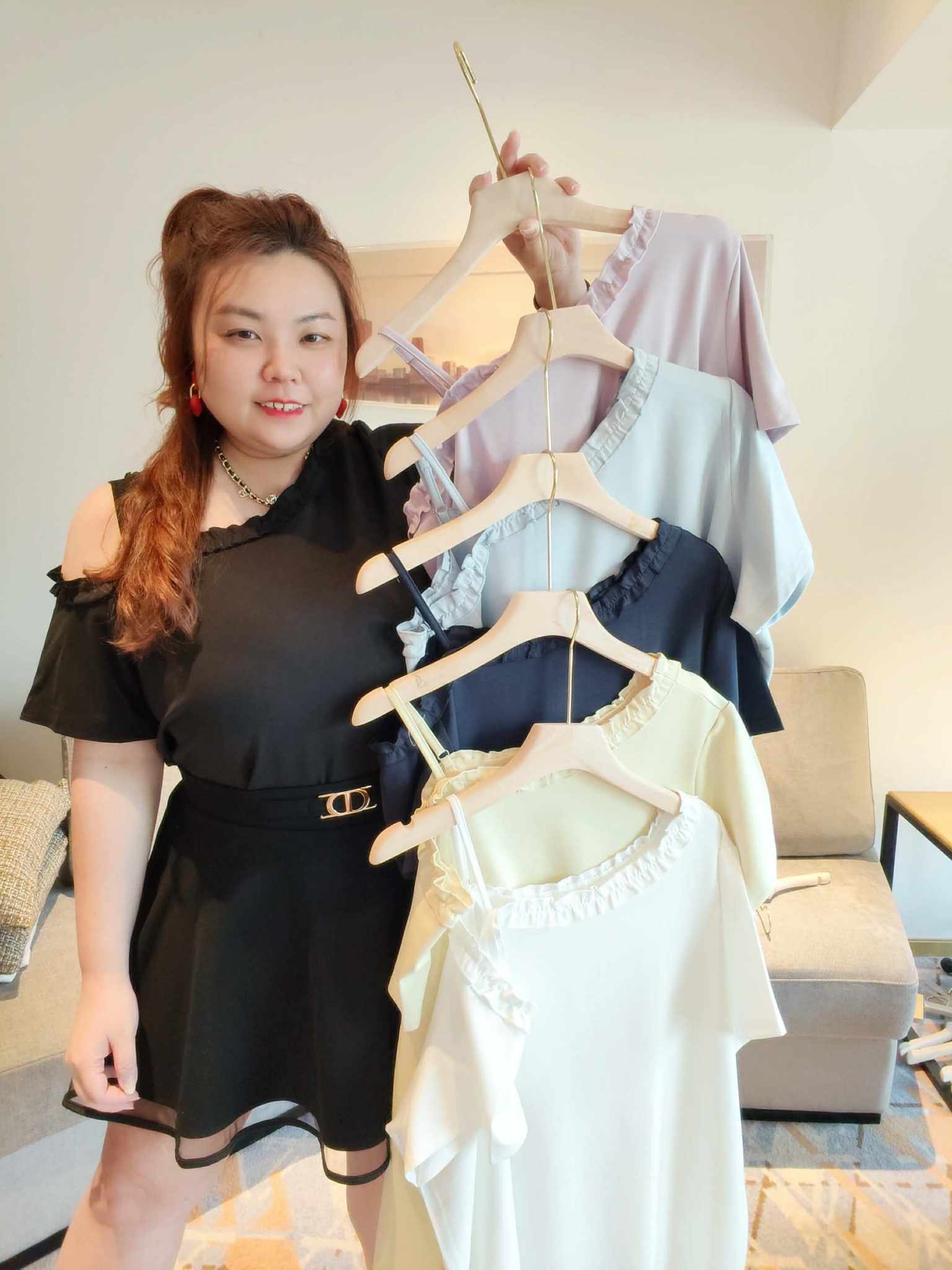 YCH03 26055 木耳边斜露肩吊带上衣