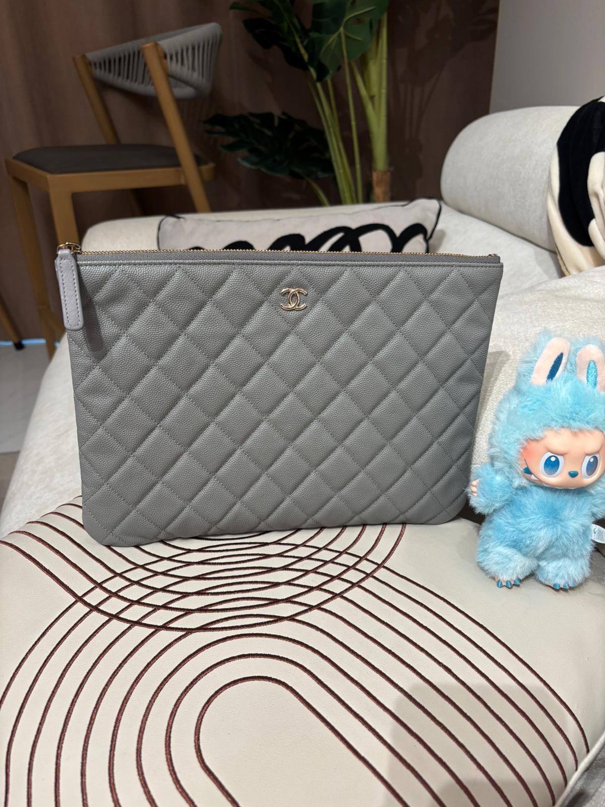 Chanel clutch 晶片灰色荔枝牛皮 100%Authentic , 98%new ✅晶片貼✅dust bag✅box 