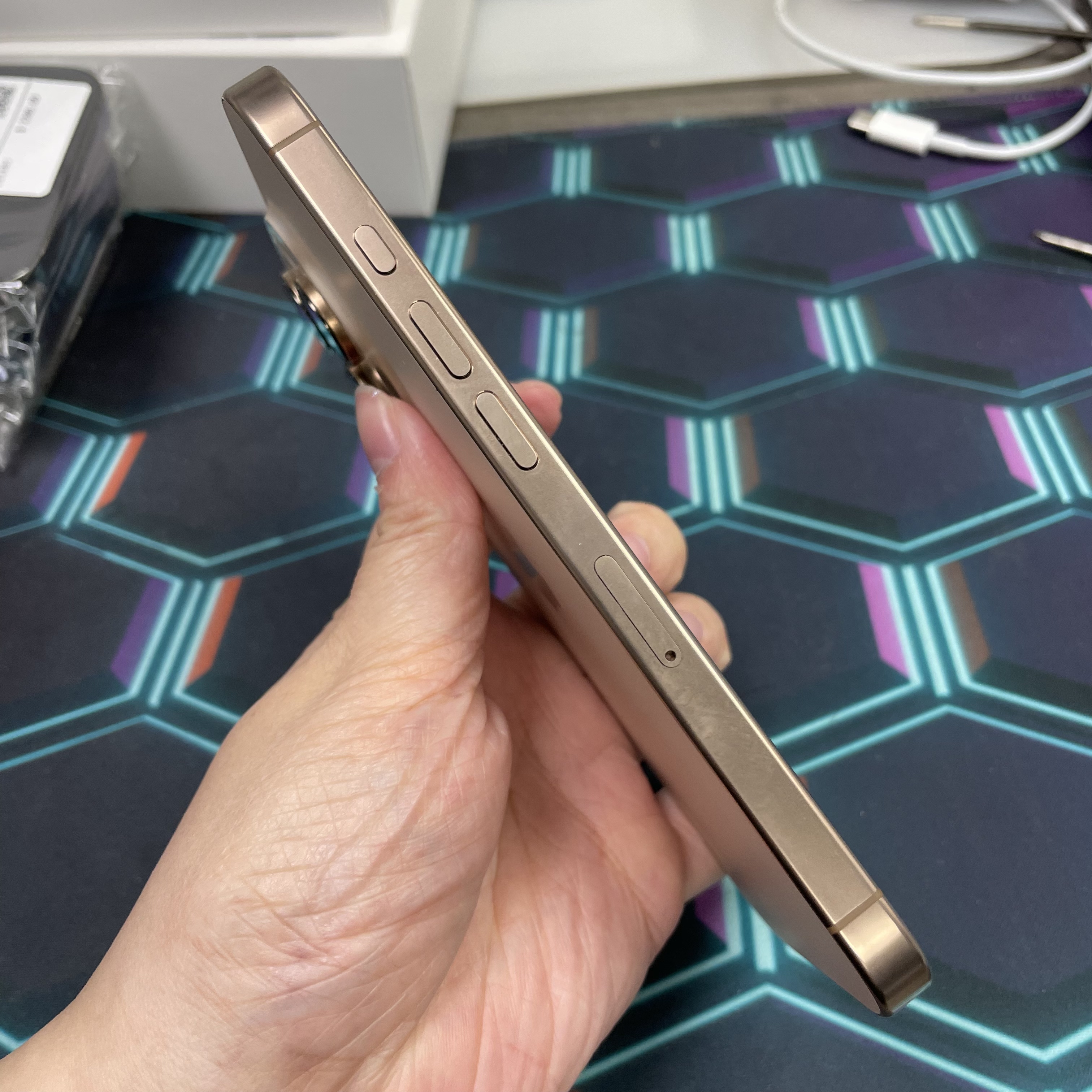*8182 16 pro 勁靚機 1TB 電93 沙色 gold