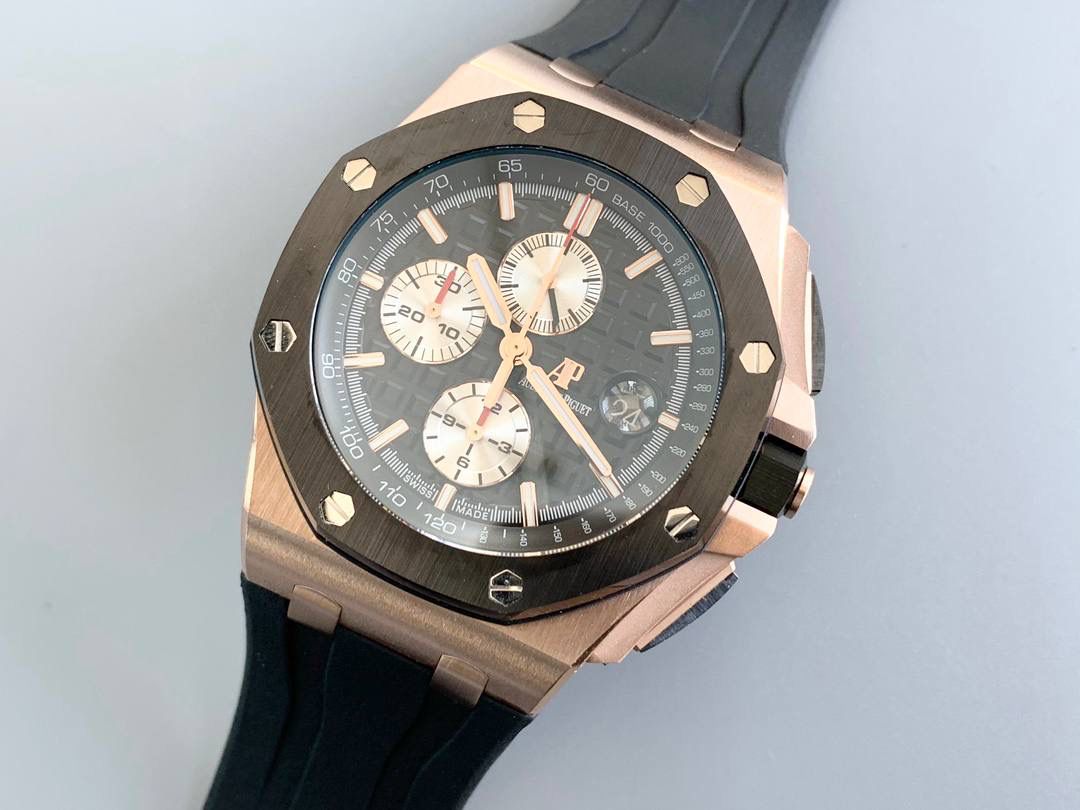 爱彼皇家橡树离岸型🔥💯横空出世。引用全新的彩色陶瓷锻造技术，表壳与圈口的选料，不惜重本使用日本进口的氧化锆，无需任何颜料，以超高的压力与超高的温度锻造，形成超高密度的彩色陶瓷，再经过百里挑一，确保每一个成品都与原版毫无色差！CNC级别的打磨，将整一个表壳的边边角角完美处理，即使陶瓷，也做到毫不割手。圈口的拉丝，经过顶级的打磨技术，做到每一丝每一线都毫无断续，每一颗六角螺丝都与表框处在同一平面，拒绝一丝一毫的凸显与凹陷，诠释了何为顶级的复刻工艺！