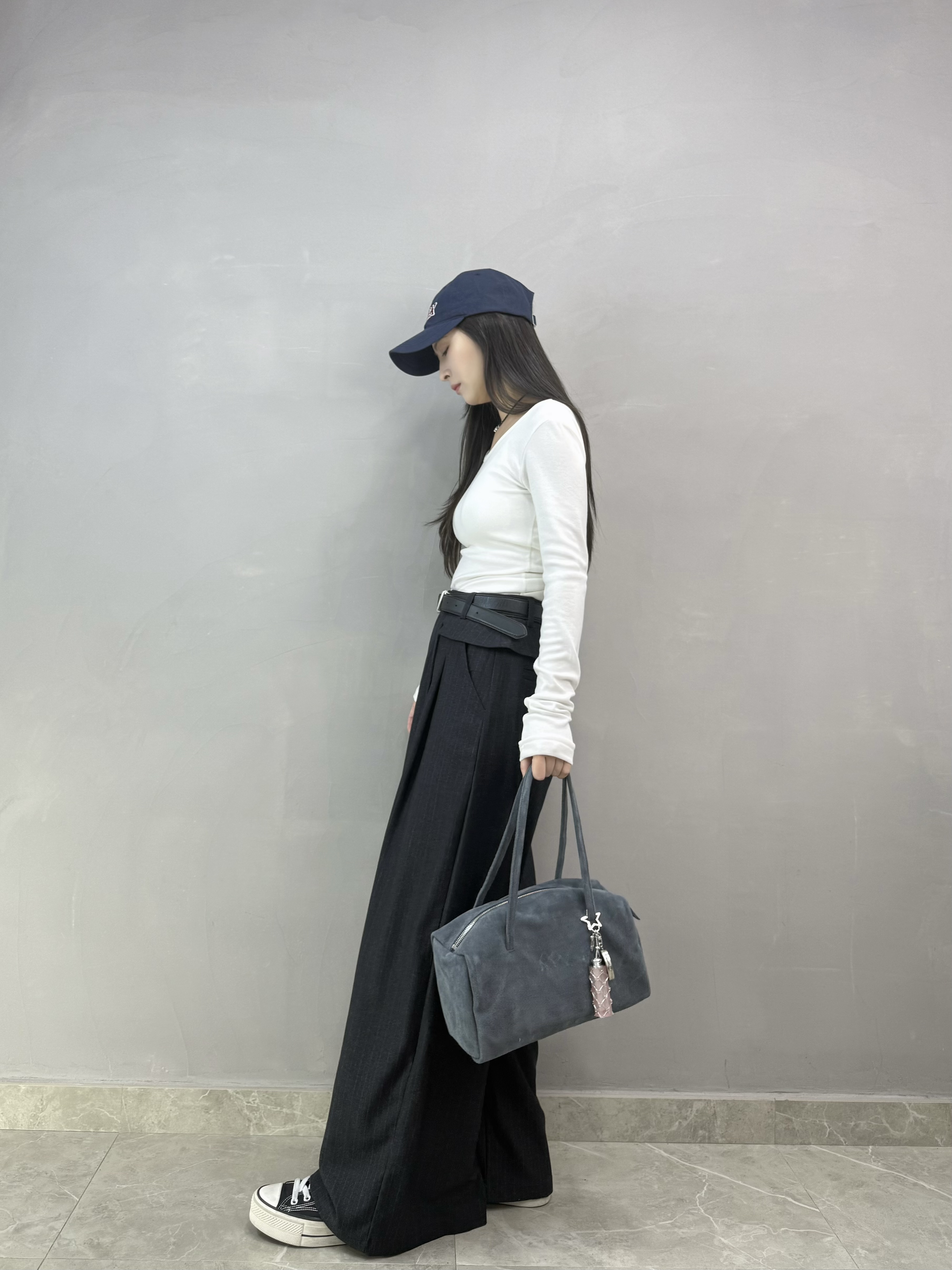H05 後扭結露背tee