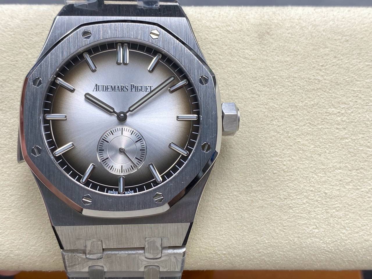 🚀AP爱彼 皇家橡树26591IP系列男士腕表，两针半 震撼上线：后盖升级透底，采用2953升级版机芯， 成就钢表巅峰—— 实力演绎 卫冕“钢”王！【5大精妙之处】 1.正品拆解开模，尺寸为42×11.3毫米与正品一致！ 2.完美还原正品表壳的每一处细节，尽显正品“棱角分明 坚毅果敢”的阳刚气质。 3.钢带的做工无可挑剔，比市面上任何钢带表做工均要更上一层楼，钢带头粒和表头衔接的“缓冲带”的松紧程度与正品一模一样，(可选配钢带款，胶带款) 4.爱彼2953升级版机芯，稳定，优秀，更真实。 5.表盘的“饼干纹理”立体饱满 搭配白金荧光时标和Royal Oak皇家橡树指针，体验精妙 感受不同！必属精品