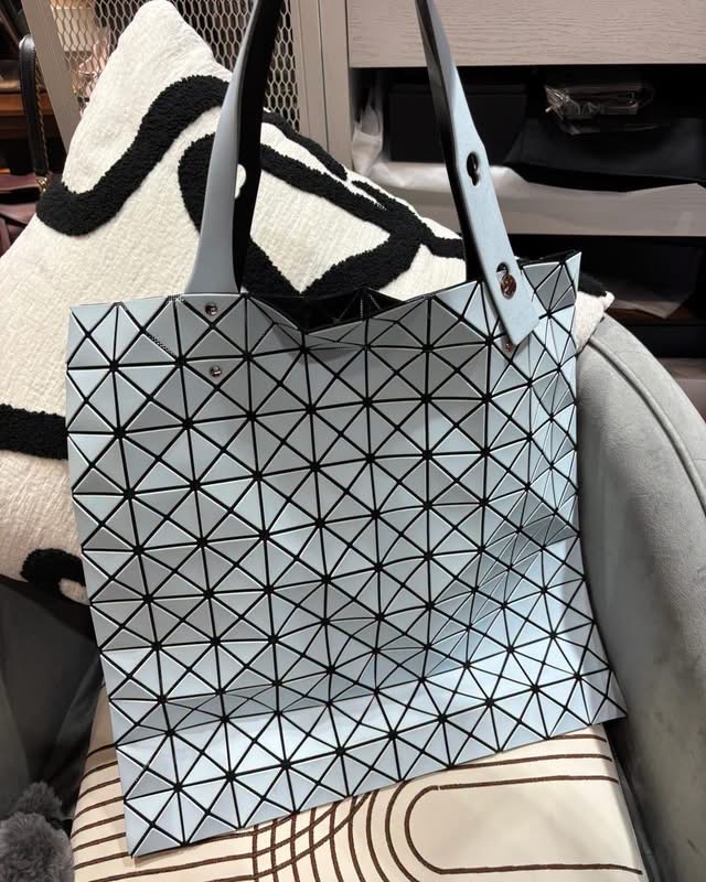 Issey Miyake bao bao tote bag  100%Authentic ,95%new  ✅dust bag 