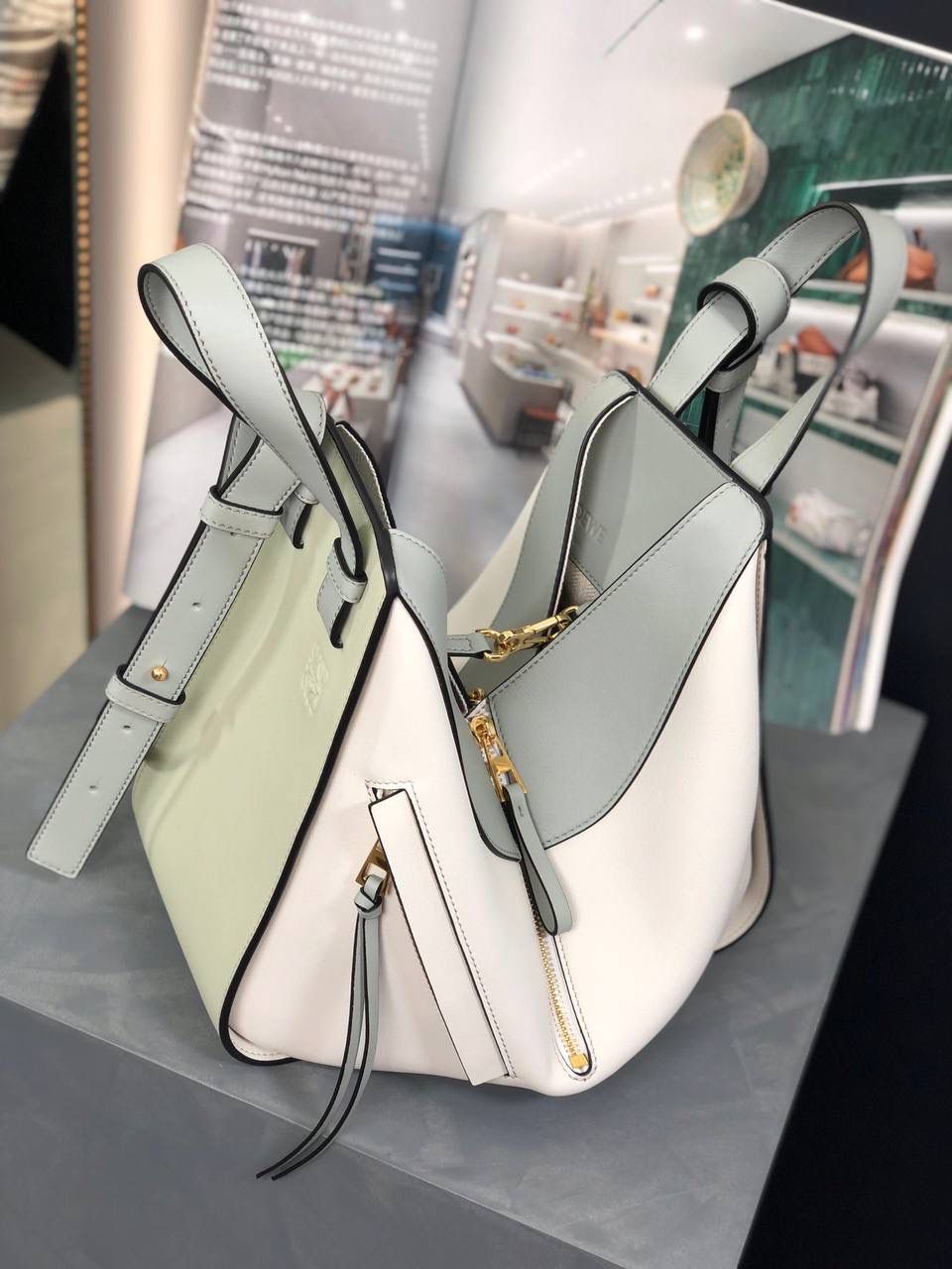 *小号𝘏𝘢𝘮𝘮𝘰𝘤𝘬吊床手袋 （平纹/粉末灰拼色） 尺寸:30-14-25cm 编码:6887 带有柔软侧面包身的多功能手袋，容量大，可自由变换，多种背法，肩带可拆卸调节（斜背、侧挎、单肩、腋下、手拎…）内部钩扣封口，两个内部插袋，人字纹棉纺布衬里，Anagram压纹💕💕