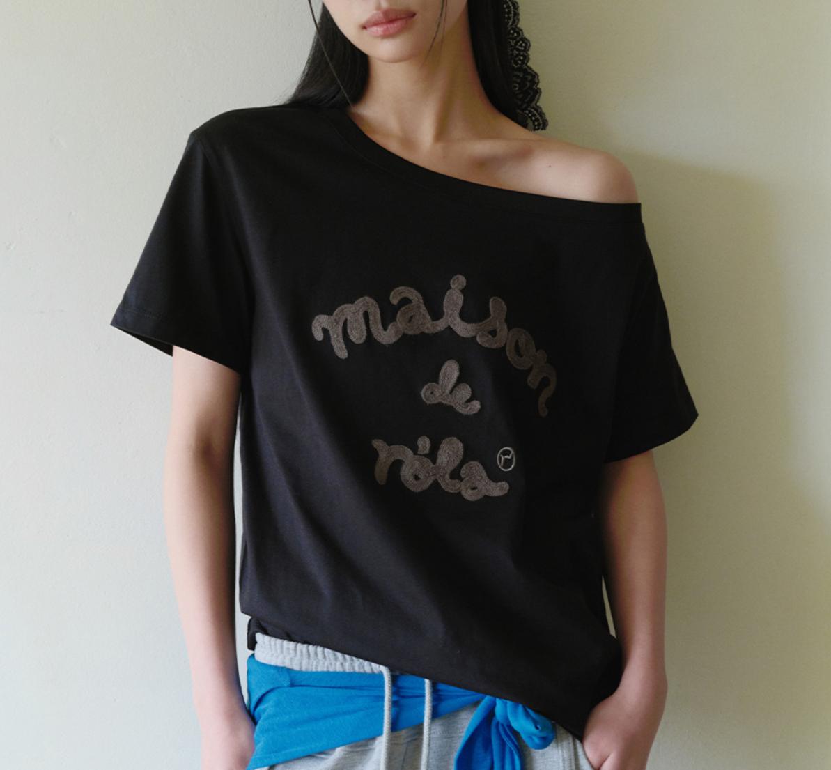 4月新款都有獨家優惠🤩 🎀Rolarola 🎀 IMAISON DE ROLA EMBROIDERY OFF shoulder T-SHIRT 原價53000won 獨家折扣優惠 size: free Grey/black /white 29/3 23:59截單