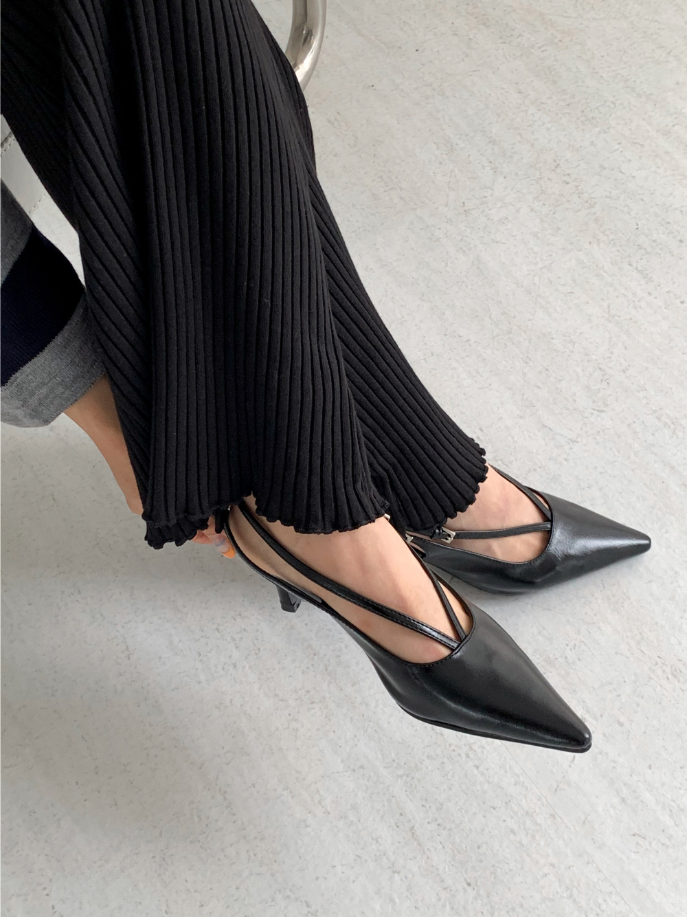 V strap slingback heeled shoes