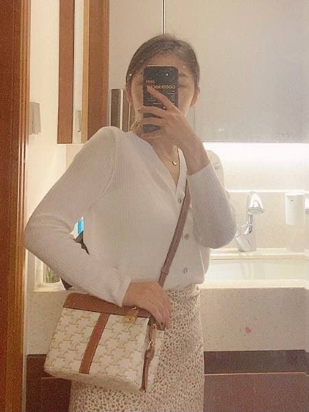 🔥大货实拍图 𝗖𝗘𝗟𝗜𝗡𝗘 ♥ 𝗧𝗘𝗘𝗡 𝗖𝗔𝗕𝗔𝗦 𝗗𝗘 𝗙𝗥𝗔𝗡𝗖𝗘 型号：191992 尺寸：19*16*11cm 上身图💯 越看越喜欢的一款包包！这个白老花也是十分美貌🥰容量完全够用，日常出门必备的纸巾、气垫、手机、口红、钥匙、放下绰绰有余～是个好看又能装的实力派！