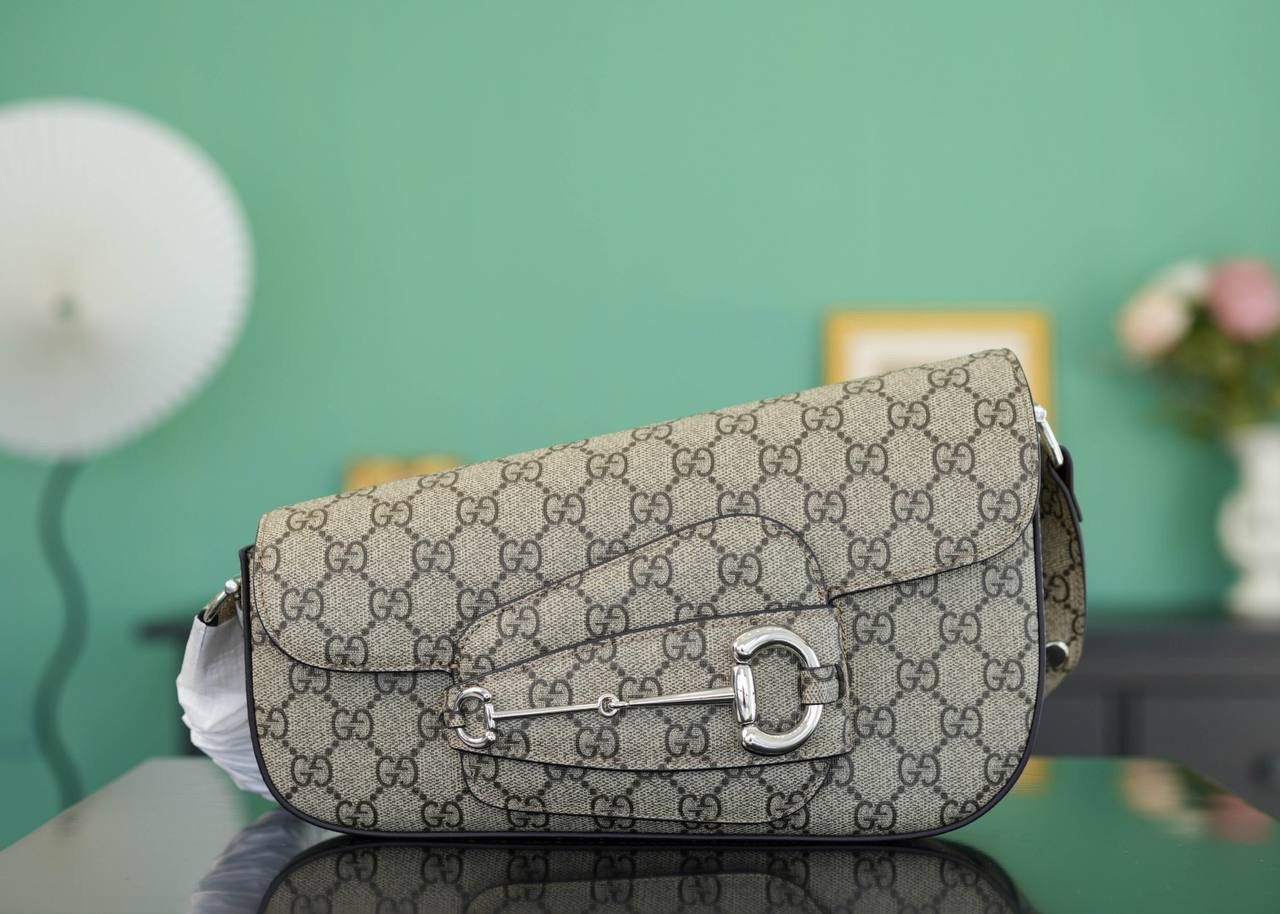 👜Gucci Horsebit 1955系列小号肩背包💕 超种草，Gucci新出的wink变形包！经典马街扣不对称，不规则形状，超个性真的是让人耳目一新！ 不得不说 Gucci经典元素在每一款新品上都有新突破，1955这款腋下包个性十足，肩带也是可调节的，百搭实用！ 官方款号 764155 尺寸：10.5-17x26.5x4-8cm