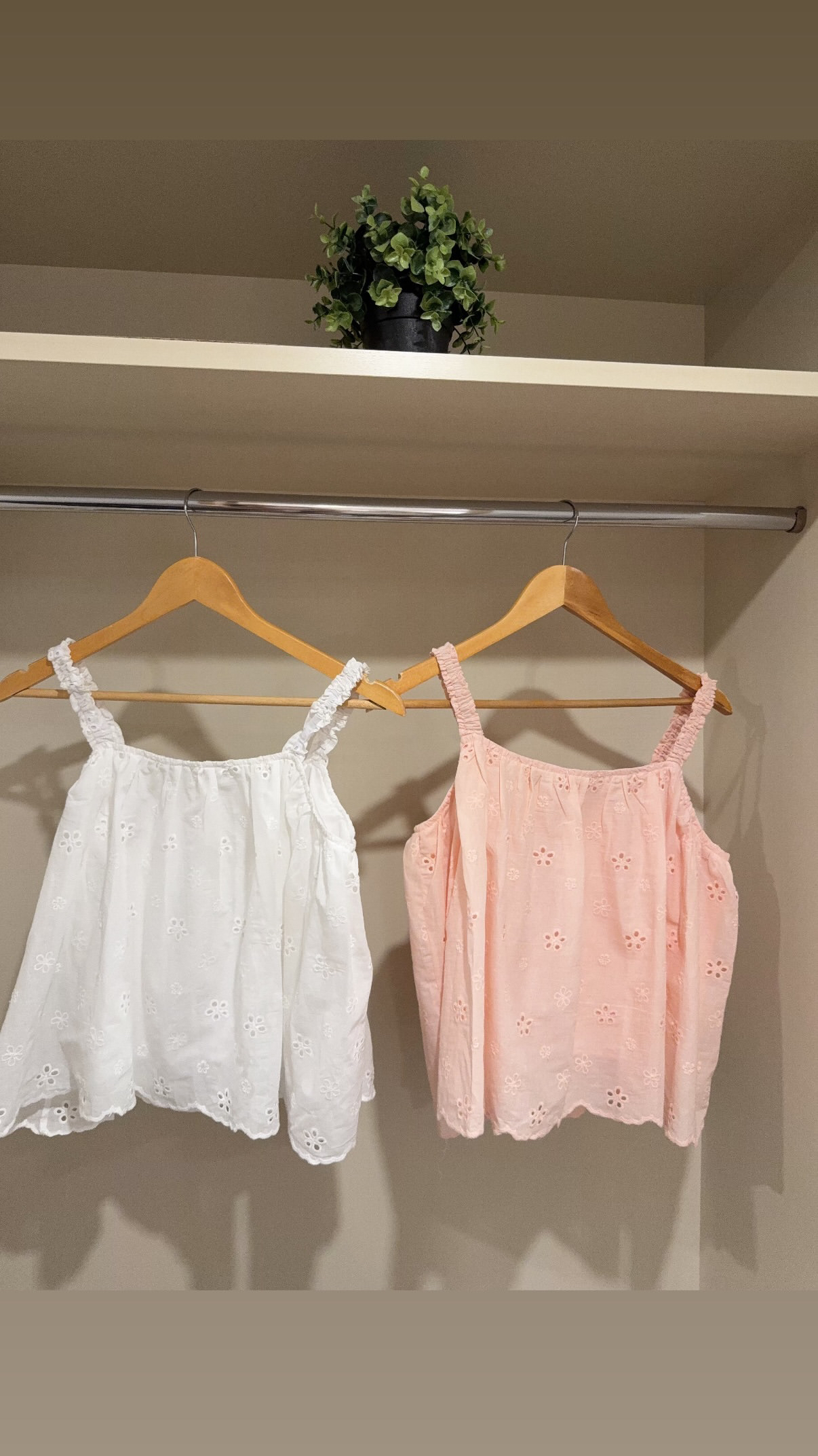 🍒夏日彈性肩帶印花top白色同粉都好靚✨tuck in 又得 下身短褲S/M/L 仲有彈性Lace 袋設計 版型垂直🩷顯瘦✨✨✨✨