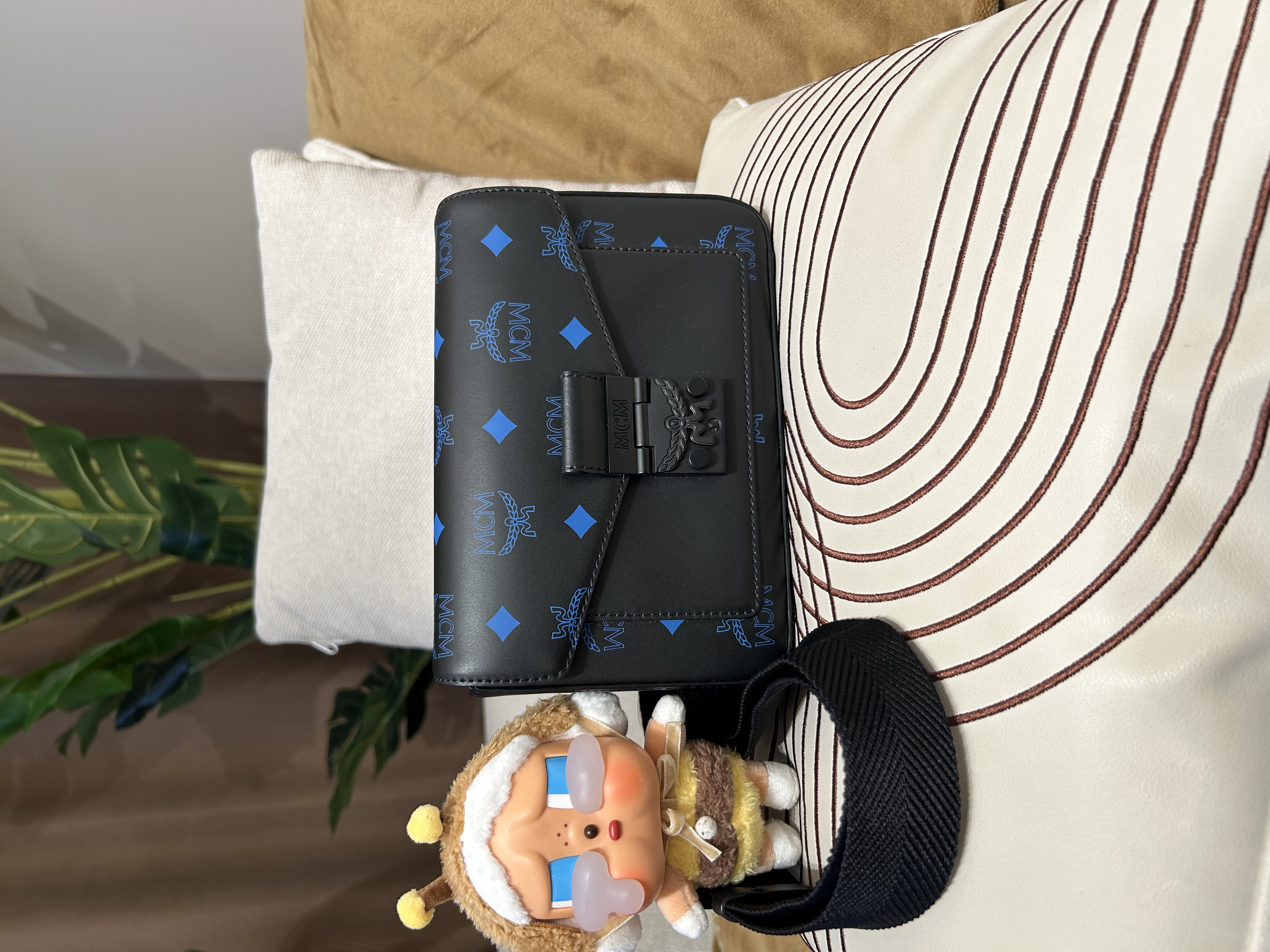 MCM crossbody bag 牛皮100%Authentic ,98%new ✅card booklet ✅Dust bag